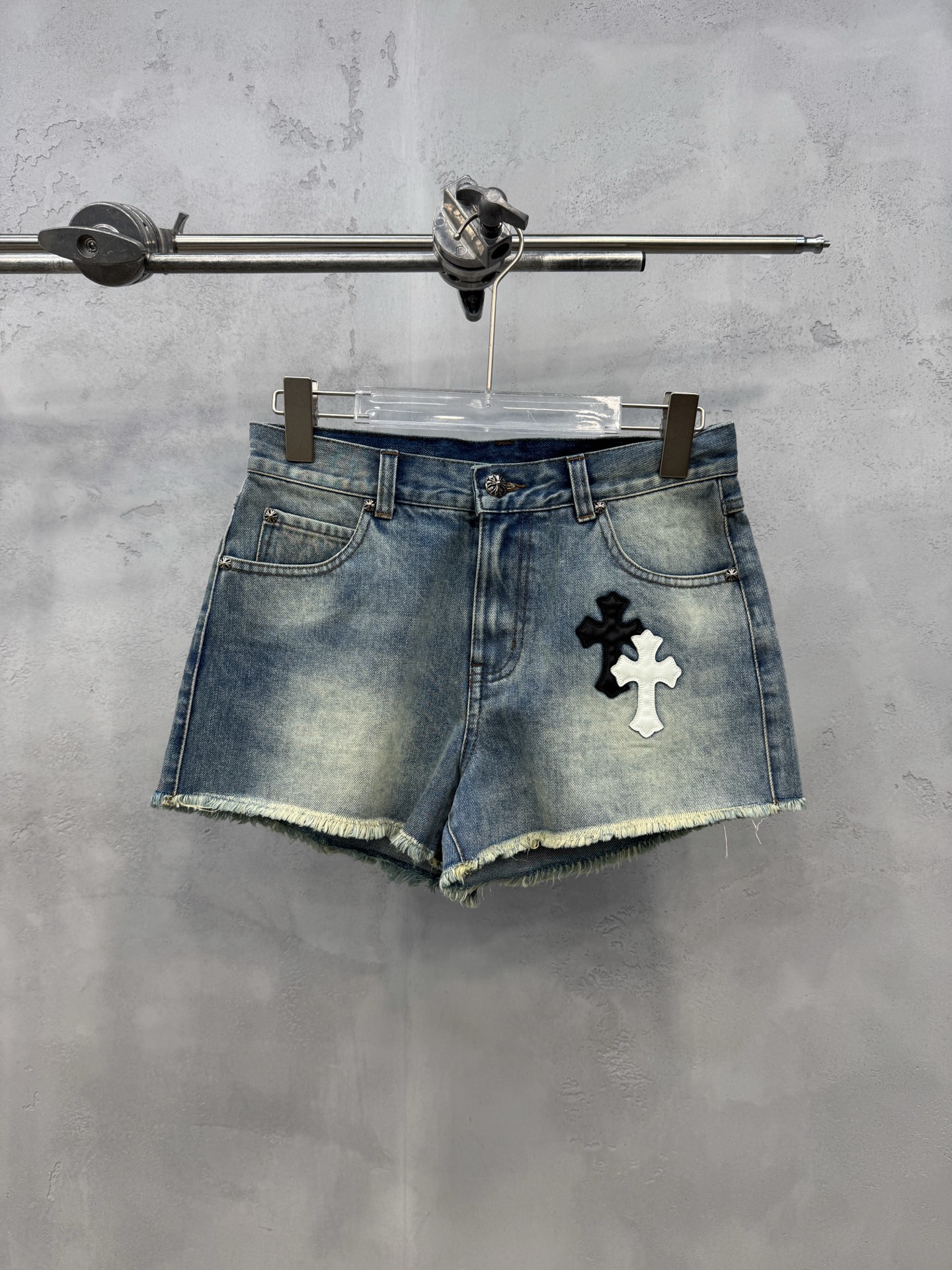 NO:822766,Chrome Hearts | New denim shorts, ready-to-wear washed and frayed edges with hand-cut leather embroidered cross marks, casual fashion, size sml, Chrome Hearts-clothing, chrome hearts, shorts,19860909克罗心 ｜ 新款牛仔短裤,成衣洗水吊磨毛边工艺加手工切皮刺绣十字标,休闲时尚,尺码sml,克罗心-服装,chrome hearts,shorts,,Women's clothing