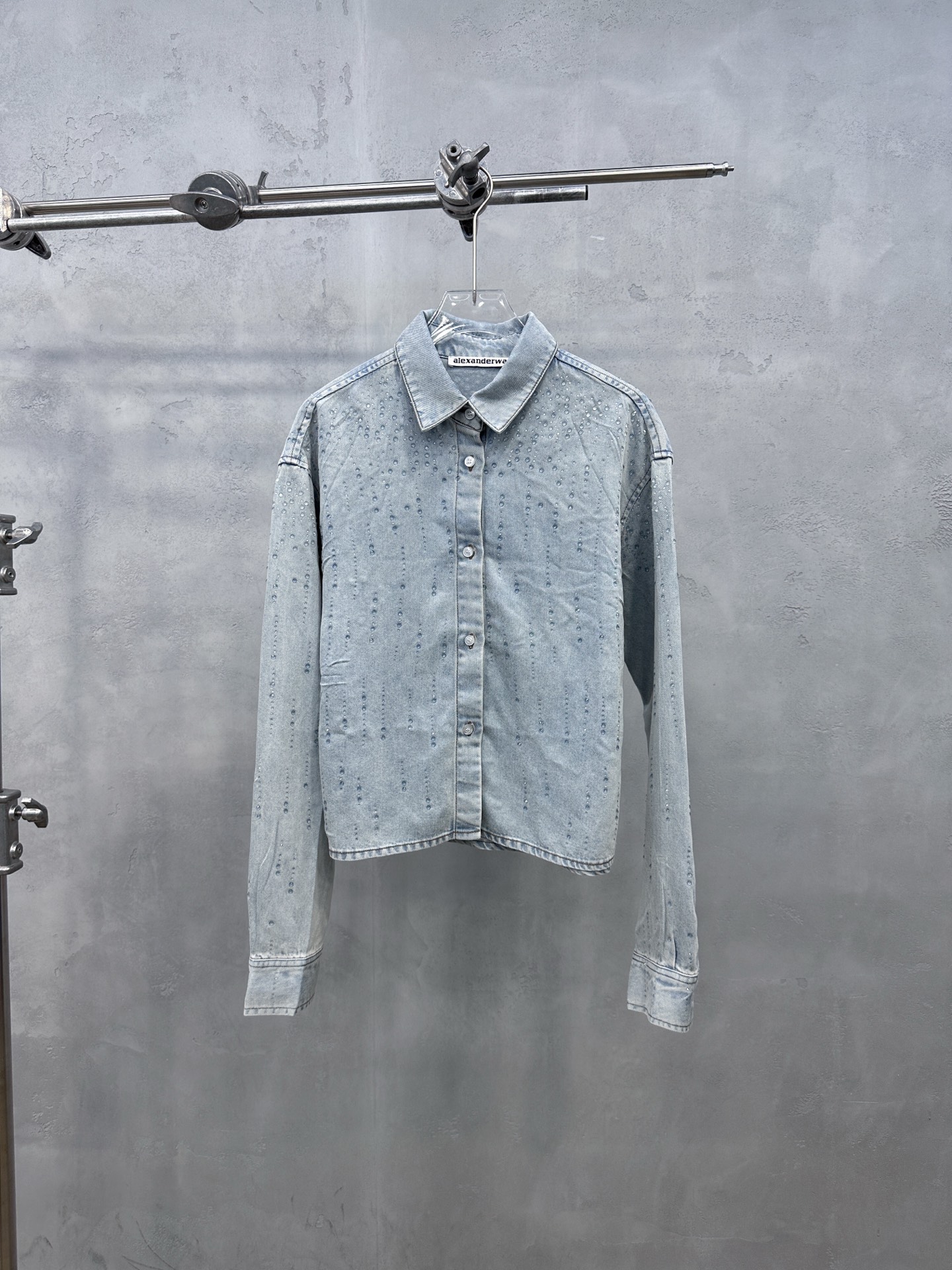 NO:822726,King | New denim shirt, ready-to-wear washing and coloring process plus irregular water droplets on the whole body, Tencel denim fabric, casual fashion, size sml, Alexander Wang-clothing, alexander wang,19860909大王 ｜ 新款牛仔衬衣,成衣洗水炒色工艺加全身不规则水滴烫钻,天丝牛仔面料,休闲时尚,尺码sml,亚历山大王-服装,alexander wang,,Women's clothing