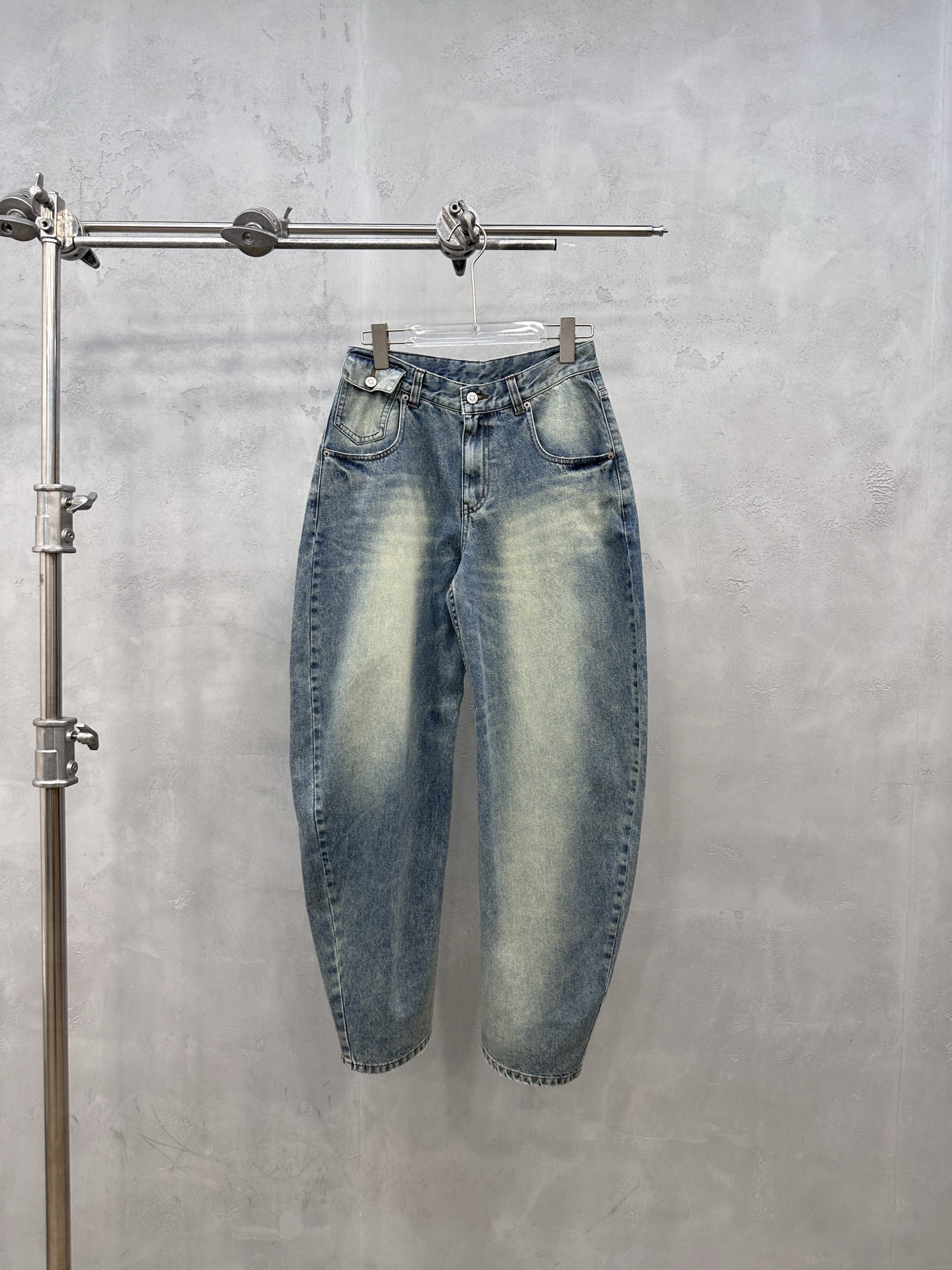 NO:822700,Acne | New jeans, ready-to-wear washed and distressed with scimitar style, casual fashion, size sml, women's clothing, acne studios, jeans,19860909Acne ｜ 新款牛仔裤,成衣洗水做旧工艺加弯刀版型,休闲时尚,尺码sml,女装,acne studios,jeans,,Women's clothing