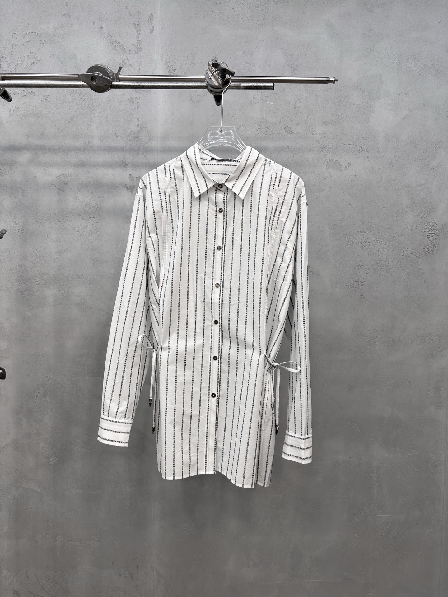 NO:822706,Chrome Hearts | New casual shirt, imported high-density cotton shirt fabric, gray fabric letter printing technology, waist drawstring structure design, casual fashion, size sml, Chrome Hearts-clothing, chrome hearts,19860909克罗心 ｜ 新款休闲衬衣,进口高密全棉衬衣面料,坯布字母印花工艺,腰部抽绳结构设计,休闲时尚,尺码sml,克罗心-服装,chrome hearts,,Women's clothing