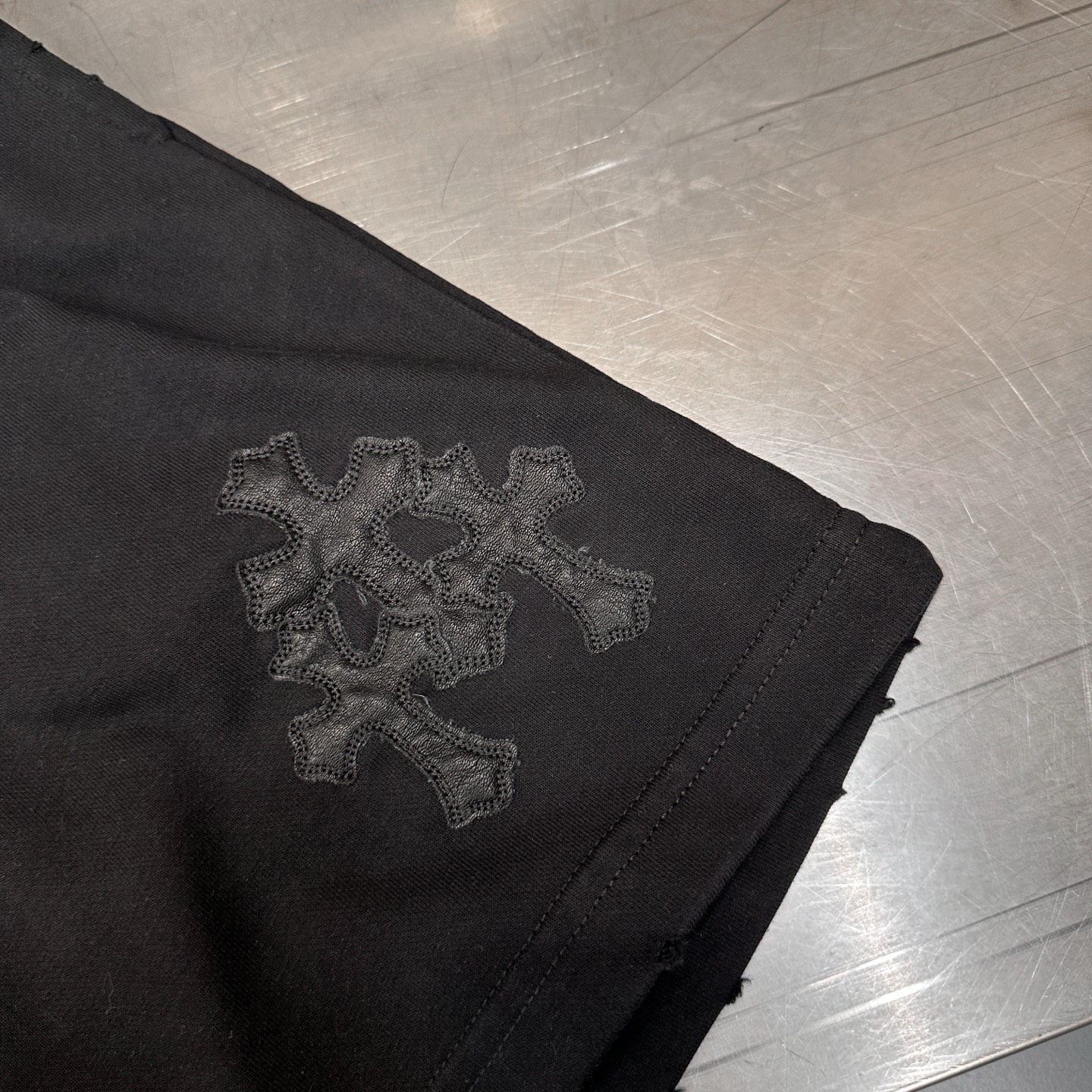 克罗心 ｜ 新款休闲短裤，成衣洗水吊磨喷色工艺加手工切皮刺绣十字标，男女同款，尺码sml