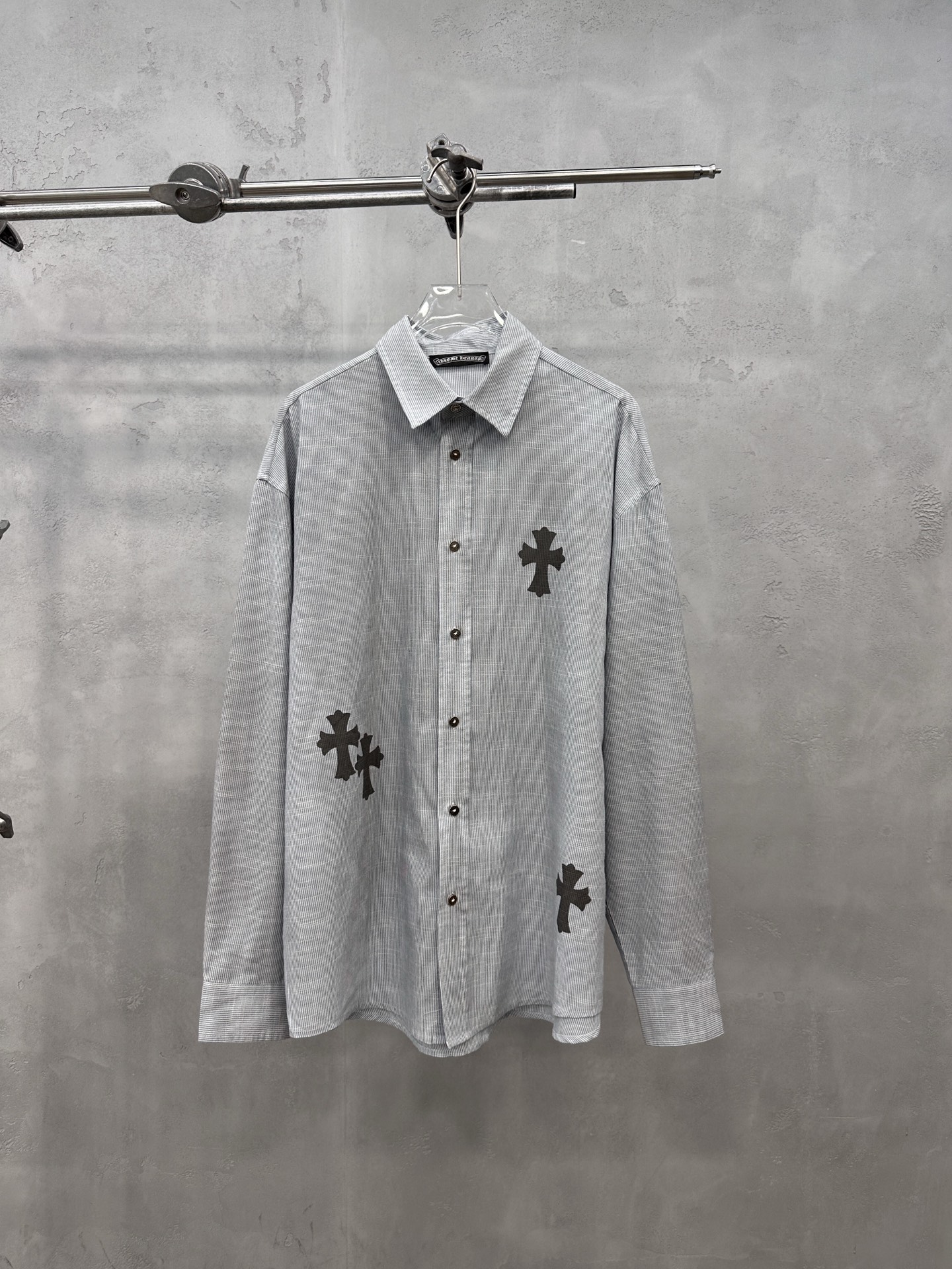 NO:822640,Chrome Hearts ｜ New casual shirts, ready-to-wear washed and color-sprayed with cross-mark printing all over the body, cotton yarn-dyed striped shirt fabric, same style for men and women, size sml, Chrome Hearts-clothing, chrome hearts,19860909克罗心 ｜ 新款休闲衬衣,成衣洗水喷色加全身印十字标工艺,全棉色织条纹衬衣面料,男女同款,尺码sml,克罗心-服装,chrome hearts,,Women's clothing