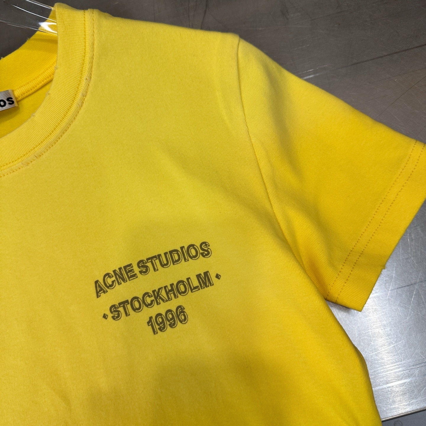 Acne ｜ 新款短袖t，成衣洗水吊磨喷色工艺加经典字母印花，休闲时尚，尺码sml