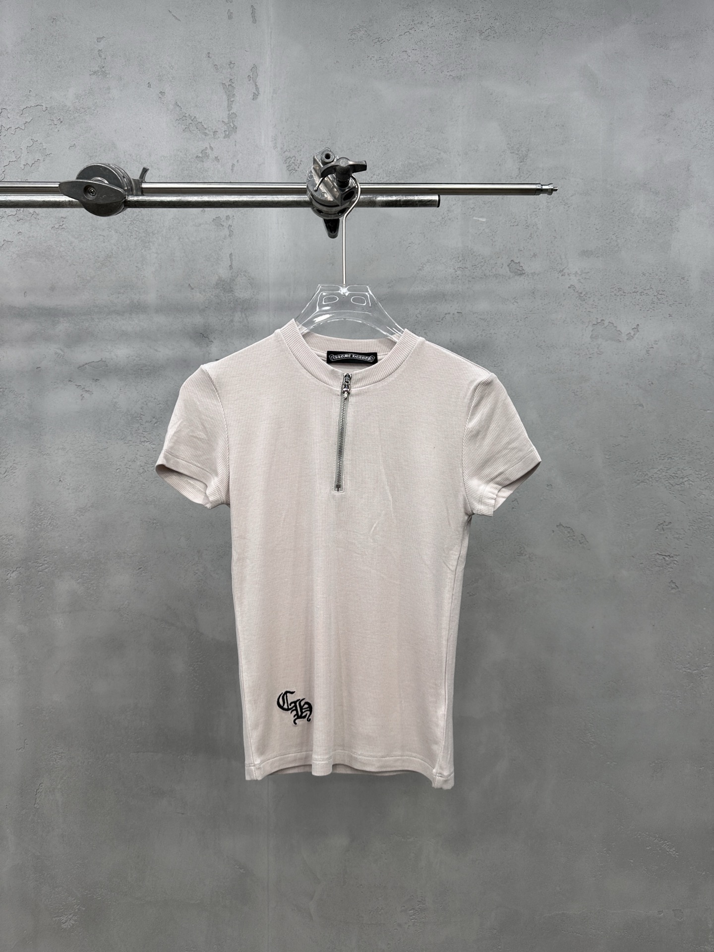 NO:822615,Chrome Hearts ｜ New casual short-sleeved T-shirt, classic embroidery logo on the front and back, wool blended fabric, high-end feel, collar zipper style, casual and fashionable, size sml, Chrome Hearts-clothing, chrome, T-shirt, hearts19860909克罗心 ｜ 新款休闲短袖t,前后经典刺绣标,羊毛混纺面料,高级感强,领口拉链款式,休闲时尚,尺码sml,克罗心-服装,chrome hearts,T-shirt,,Women's clothing