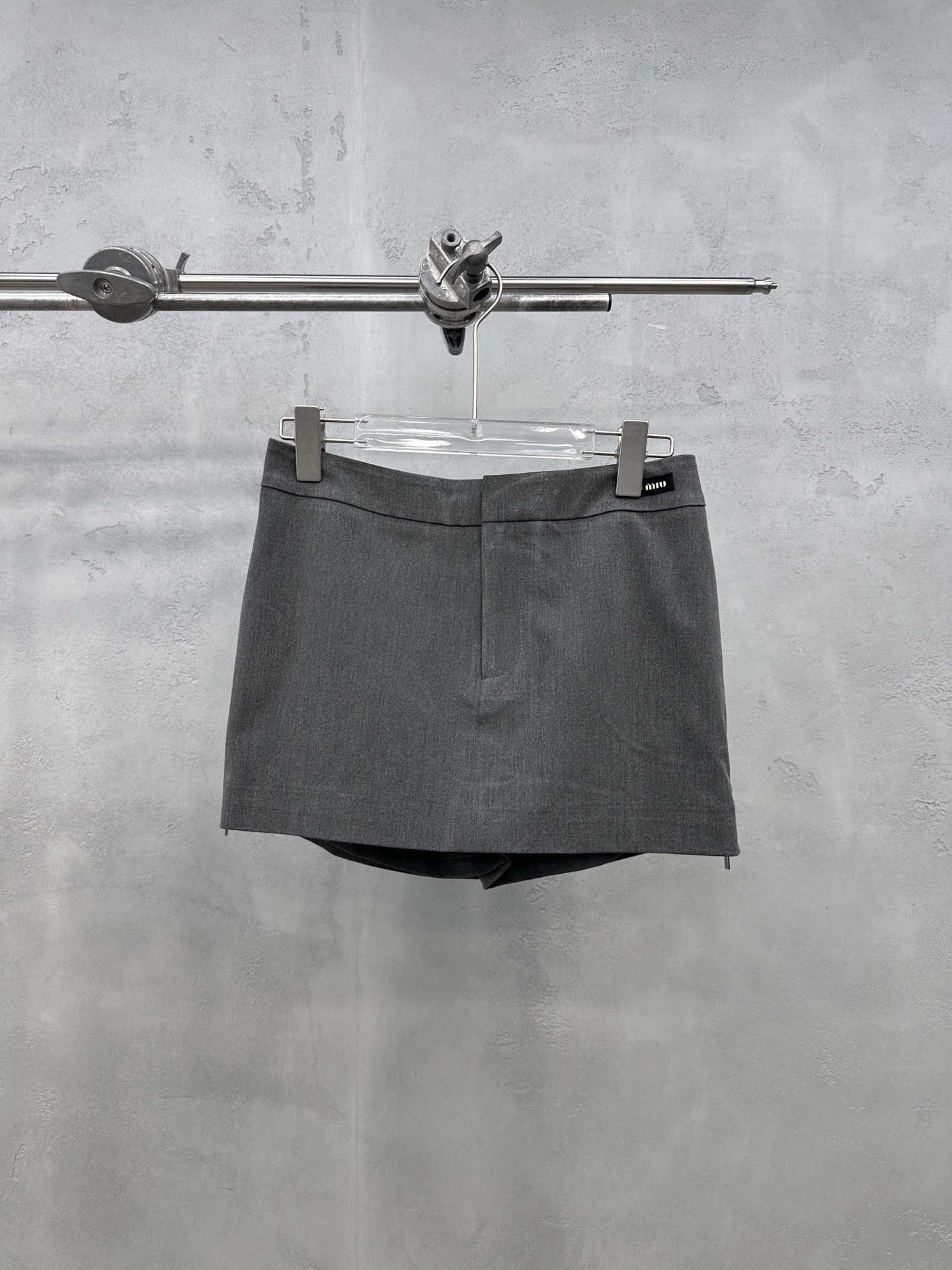 NO:822655,Miu | New casual skirt, brand classic embroidered logo, side zipper skirt pants style, casual fashion, size sml, Miu Miu-clothing, miumiu, skirts,19860909Miu ｜ 新款休闲短裙,品牌经典刺绣标,侧拉链短裙裤款式,休闲时尚,尺码sml,缪缪-服装,miumiu,skirts,,Women's clothing