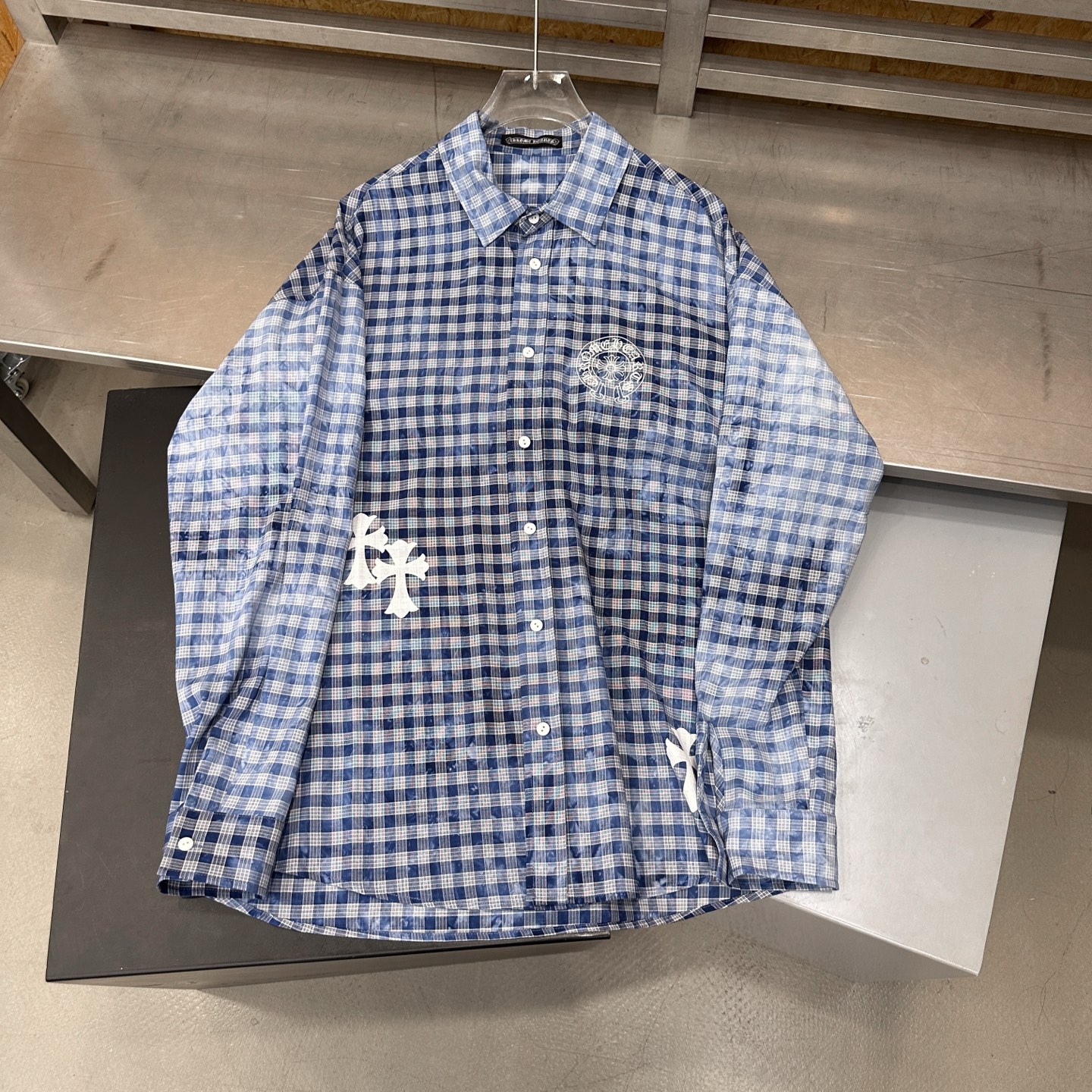 克罗心 ｜ 新款休闲衬衣，全身品牌经典印十字标，色织格纹面料加扎染工艺，休闲时尚，男女同款，尺码sml