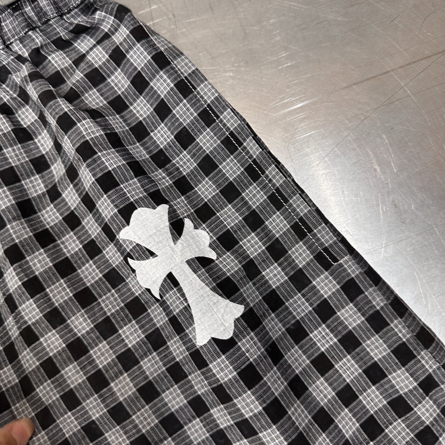 克罗心 ｜ 新款休闲短裤，品牌经典印花十字标，色织格纹面料扎染工艺，男女同款，尺码sml