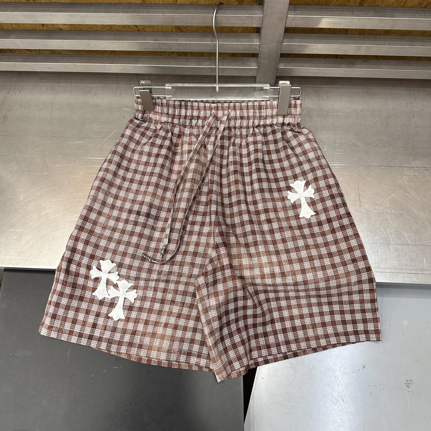 克罗心 ｜ 新款休闲短裤，品牌经典印花十字标，色织格纹面料扎染工艺，男女同款，尺码sml