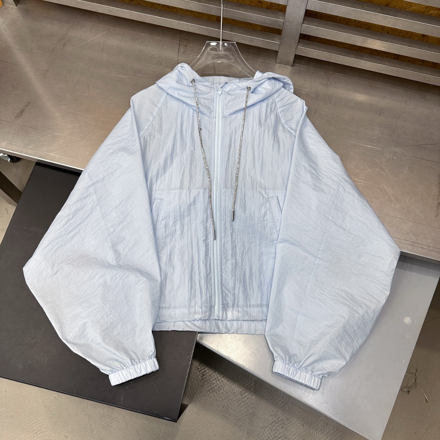 大王 ｜ 新款防晒衣，品牌经典刺绣标，标志性钻绳加轻薄防晒面料，休闲时尚，尺码sml