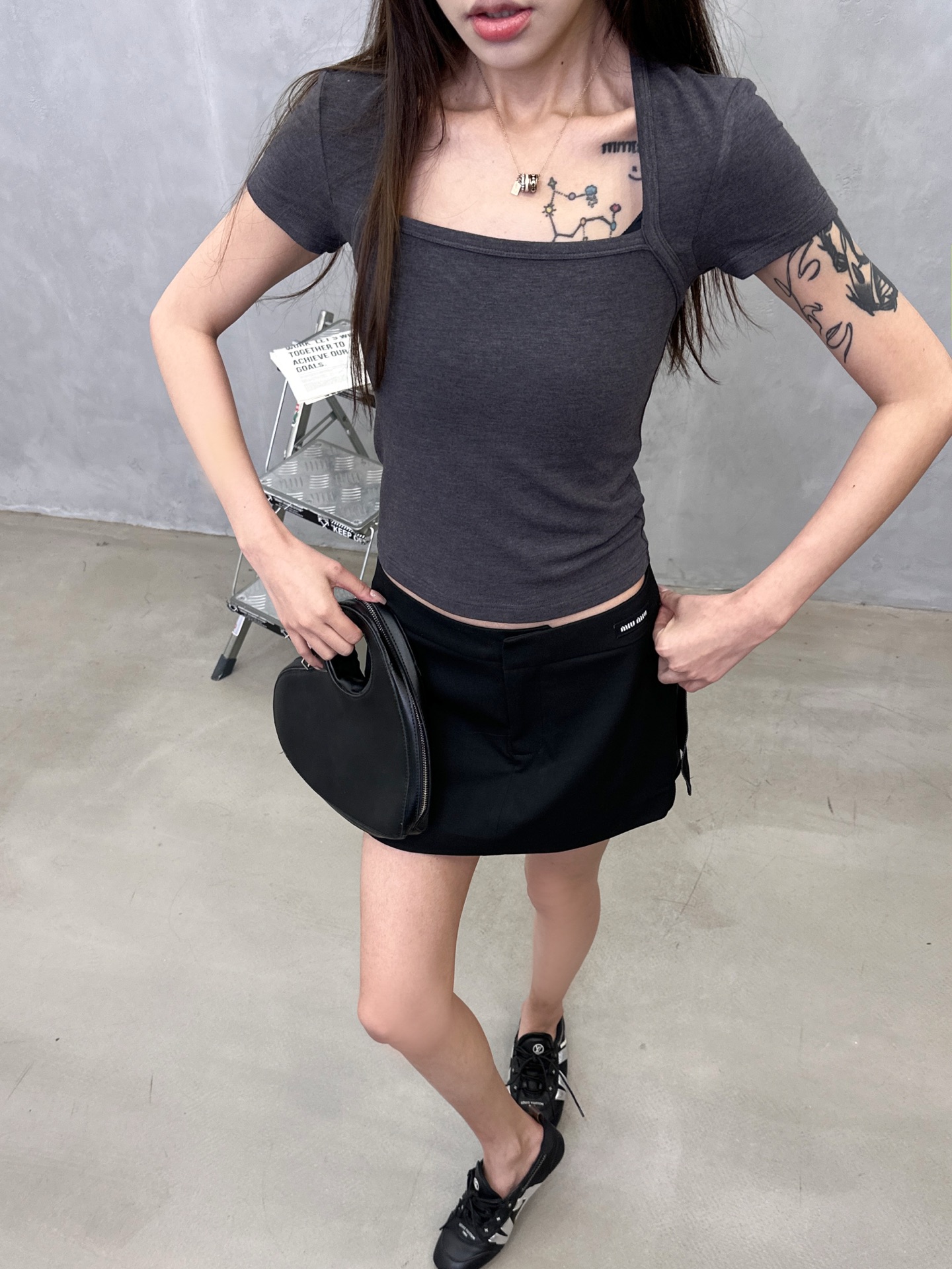 Miu ｜ 新款短袖t，品牌经典刺绣标，人棉混纺面料，时尚特别款式设计，休闲时尚，尺码sml