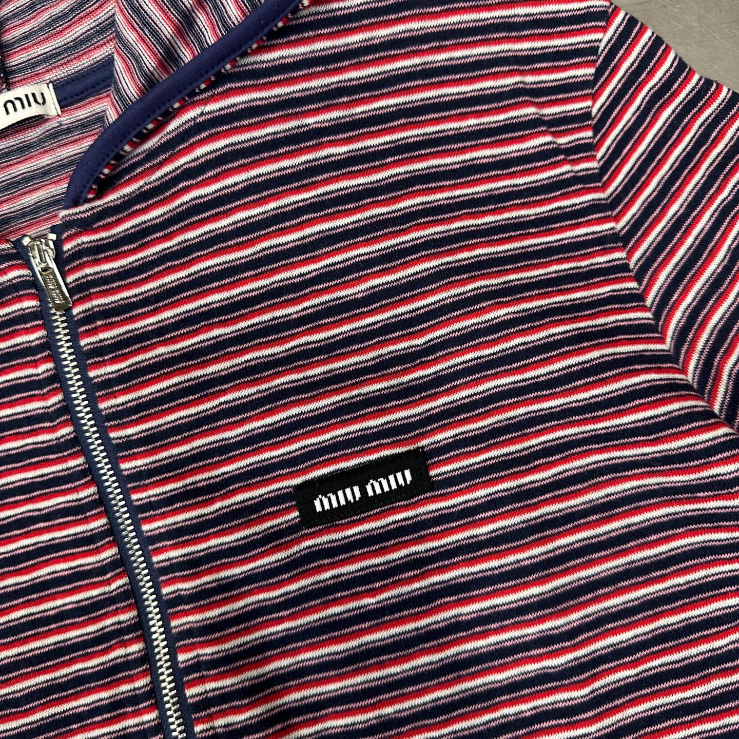 Miu ｜ 新款短袖开衫，品牌经典刺绣标，色织条纹面料，连帽拉链开衫款式，休闲时尚，尺码sml