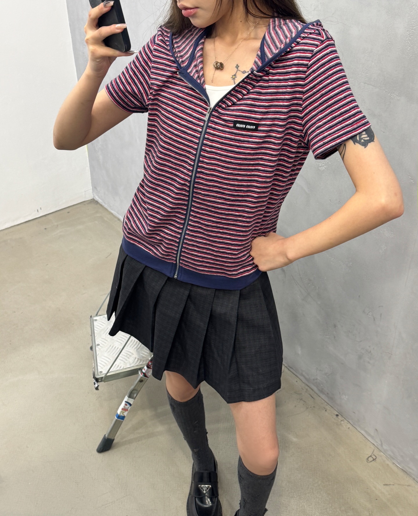 Miu ｜ 新款短袖开衫，品牌经典刺绣标，色织条纹面料，连帽拉链开衫款式，休闲时尚，尺码sml