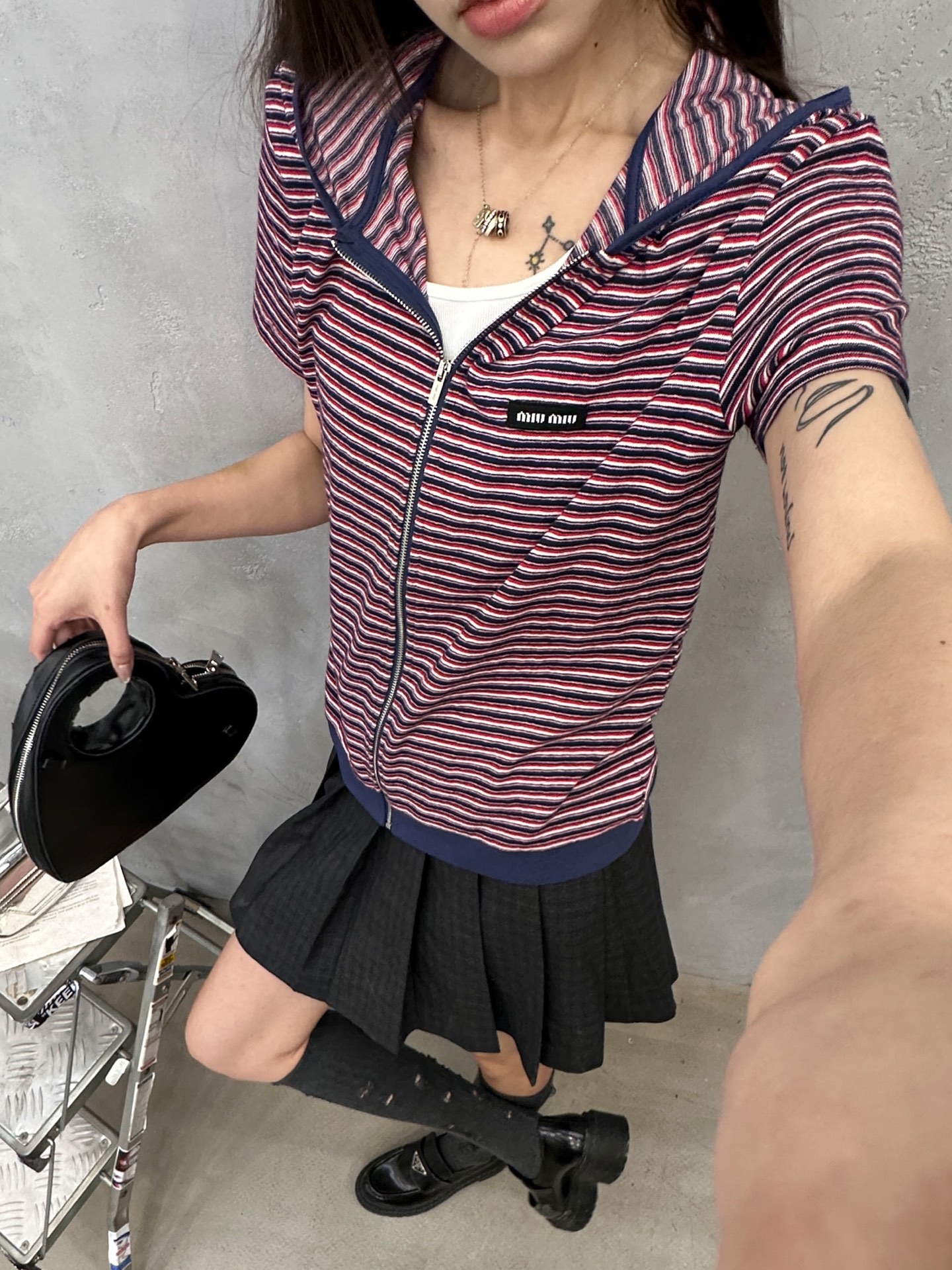 Miu ｜ 新款短袖开衫，品牌经典刺绣标，色织条纹面料，连帽拉链开衫款式，休闲时尚，尺码sml