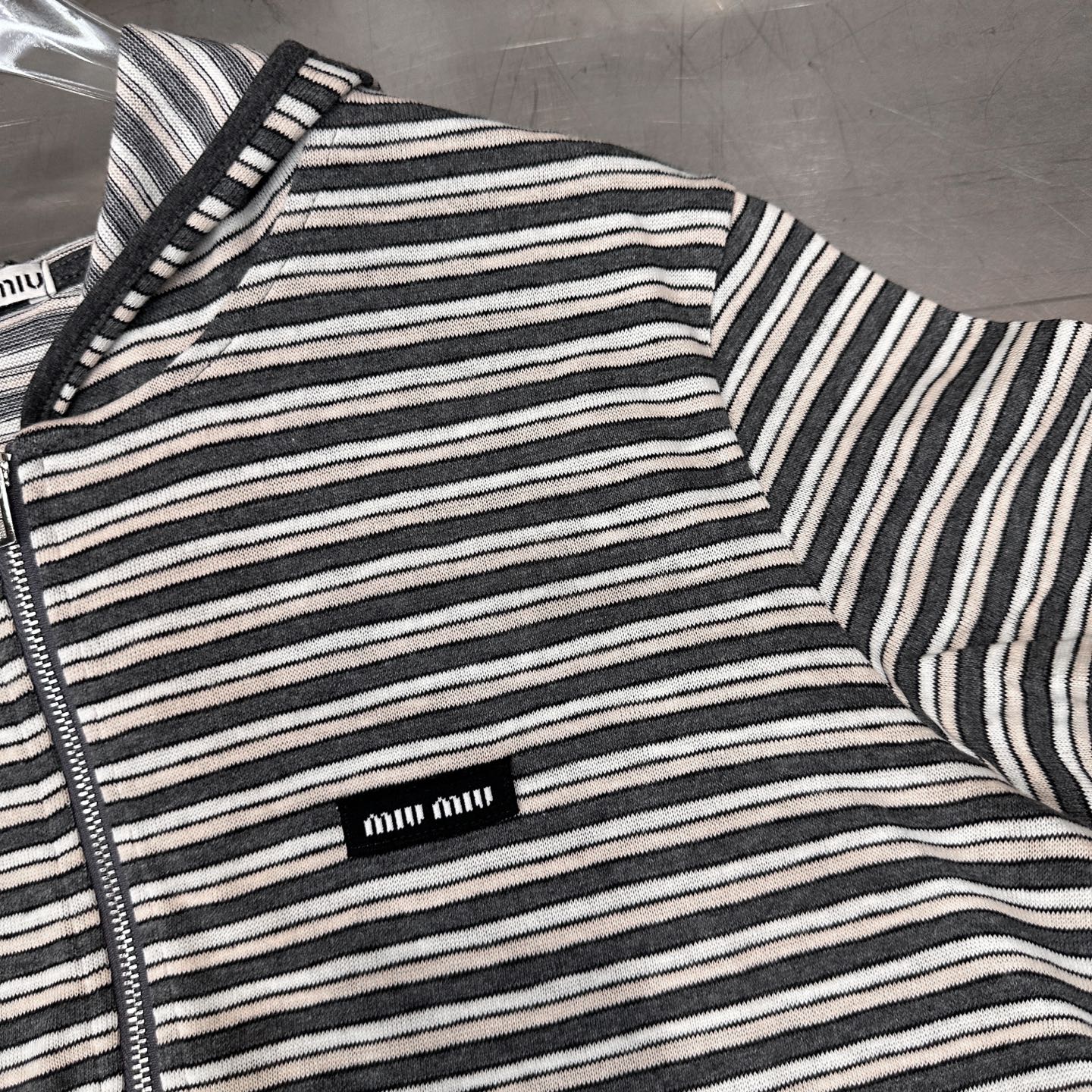 Miu ｜ 新款短袖开衫，品牌经典刺绣标，色织条纹面料，连帽拉链开衫款式，休闲时尚，尺码sml