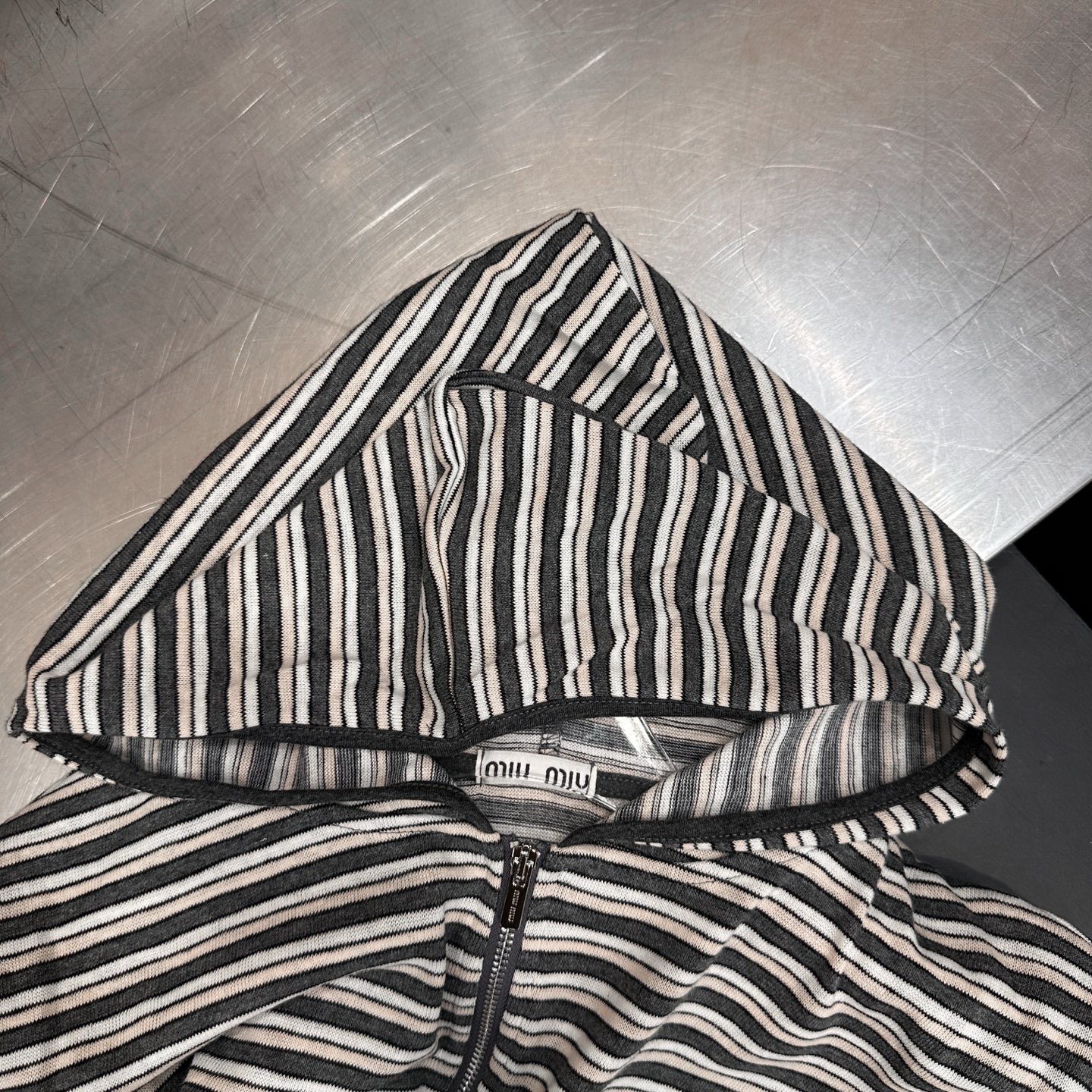 Miu ｜ 新款短袖开衫，品牌经典刺绣标，色织条纹面料，连帽拉链开衫款式，休闲时尚，尺码sml