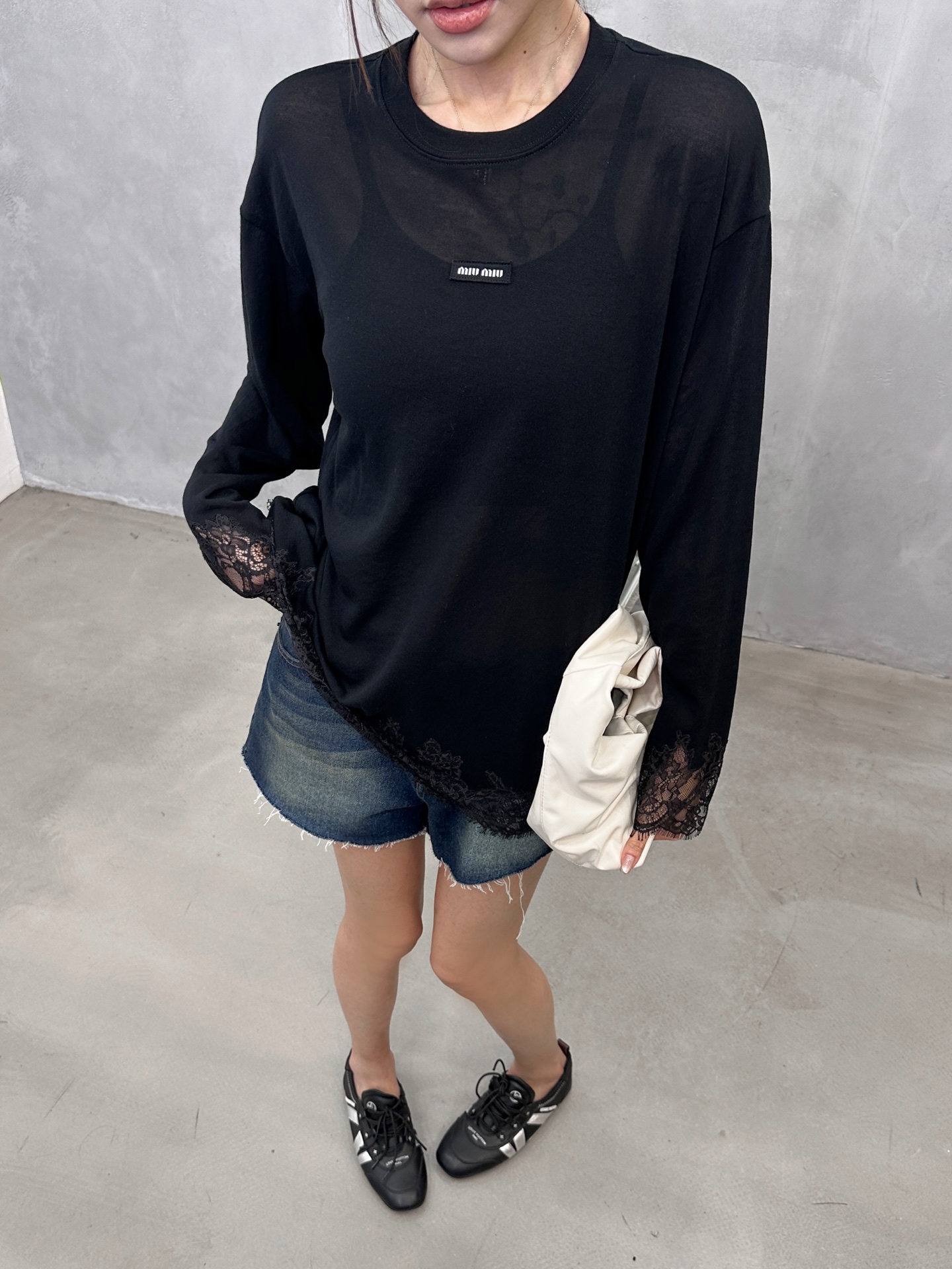 Miu ｜ 新款长袖打底，品牌经典刺绣标，进口高黏棉面料拼接多处蕾丝工艺，时尚休闲，尺码sml