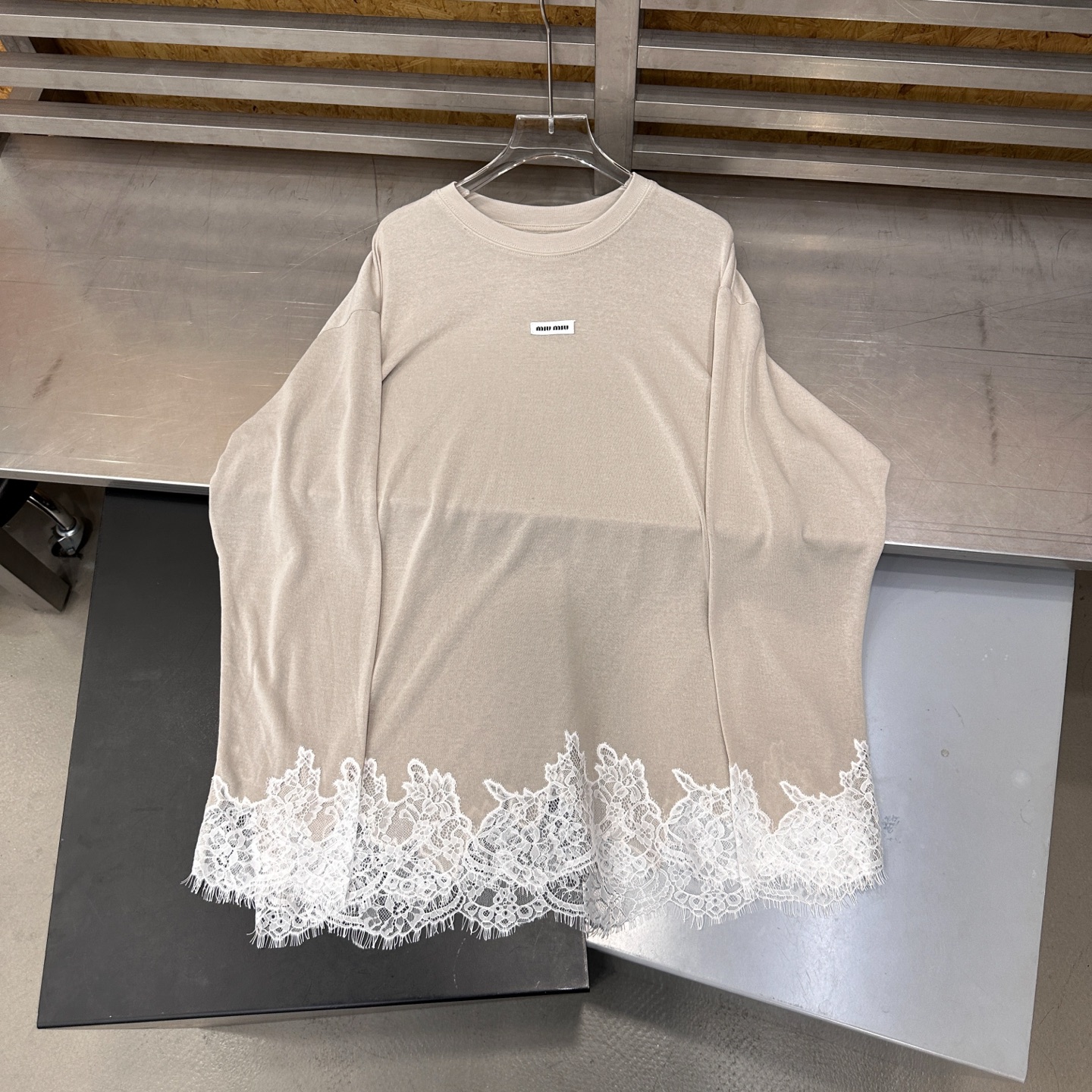 Miu ｜ 新款长袖打底，品牌经典刺绣标，进口高黏棉面料拼接多处蕾丝工艺，时尚休闲，尺码sml