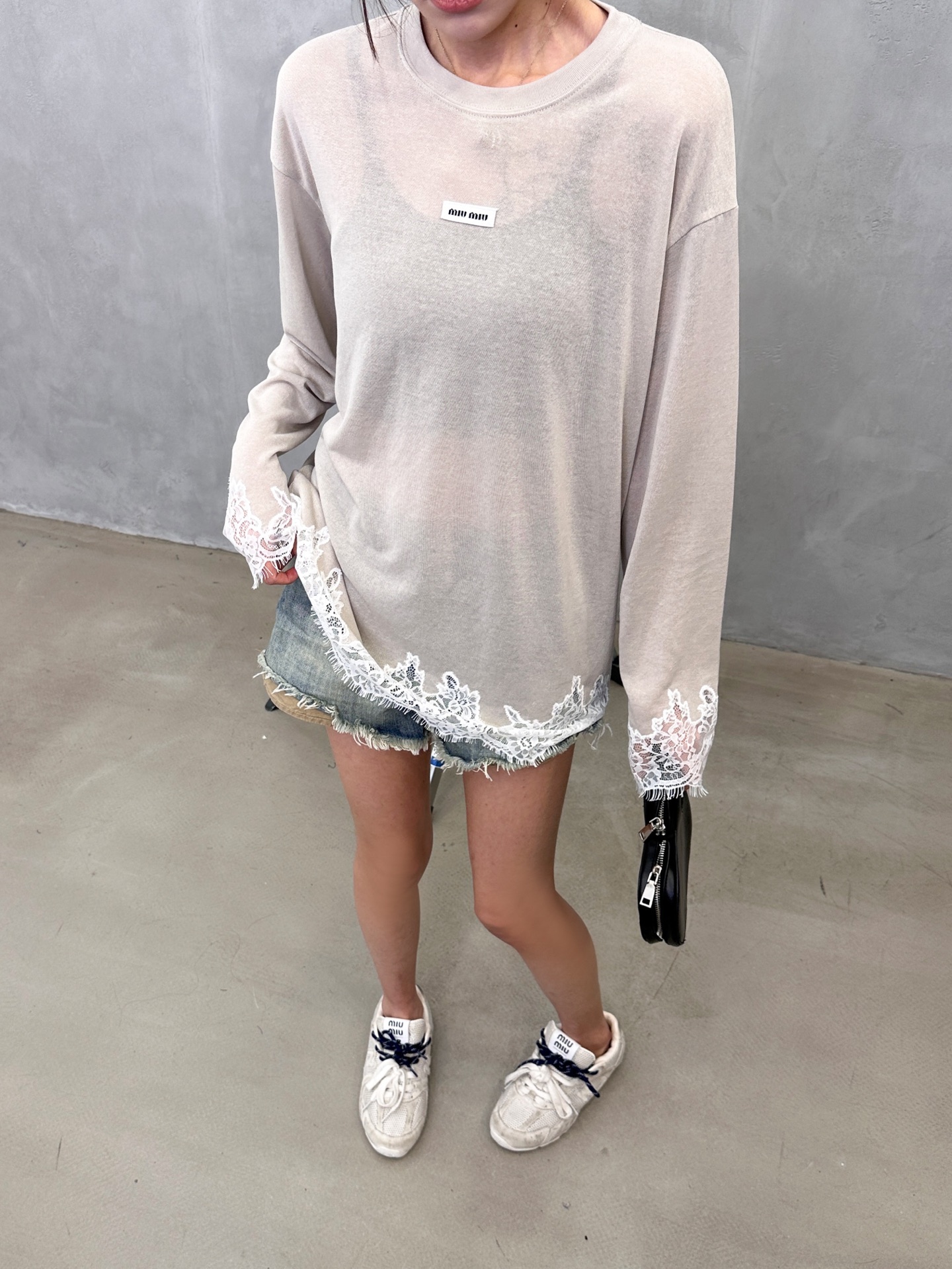 Miu ｜ 新款长袖打底，品牌经典刺绣标，进口高黏棉面料拼接多处蕾丝工艺，时尚休闲，尺码sml