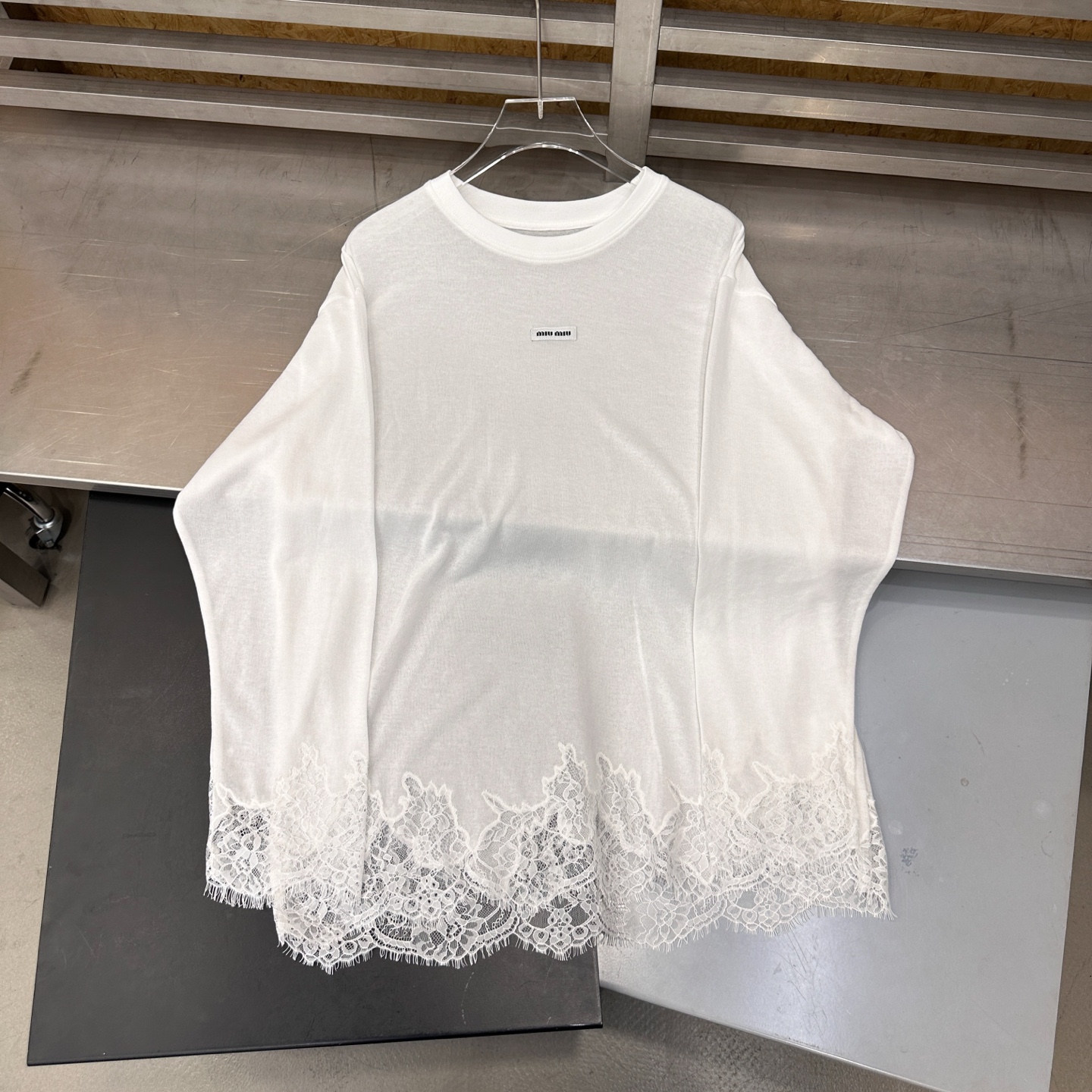 Miu ｜ 新款长袖打底，品牌经典刺绣标，进口高黏棉面料拼接多处蕾丝工艺，时尚休闲，尺码sml