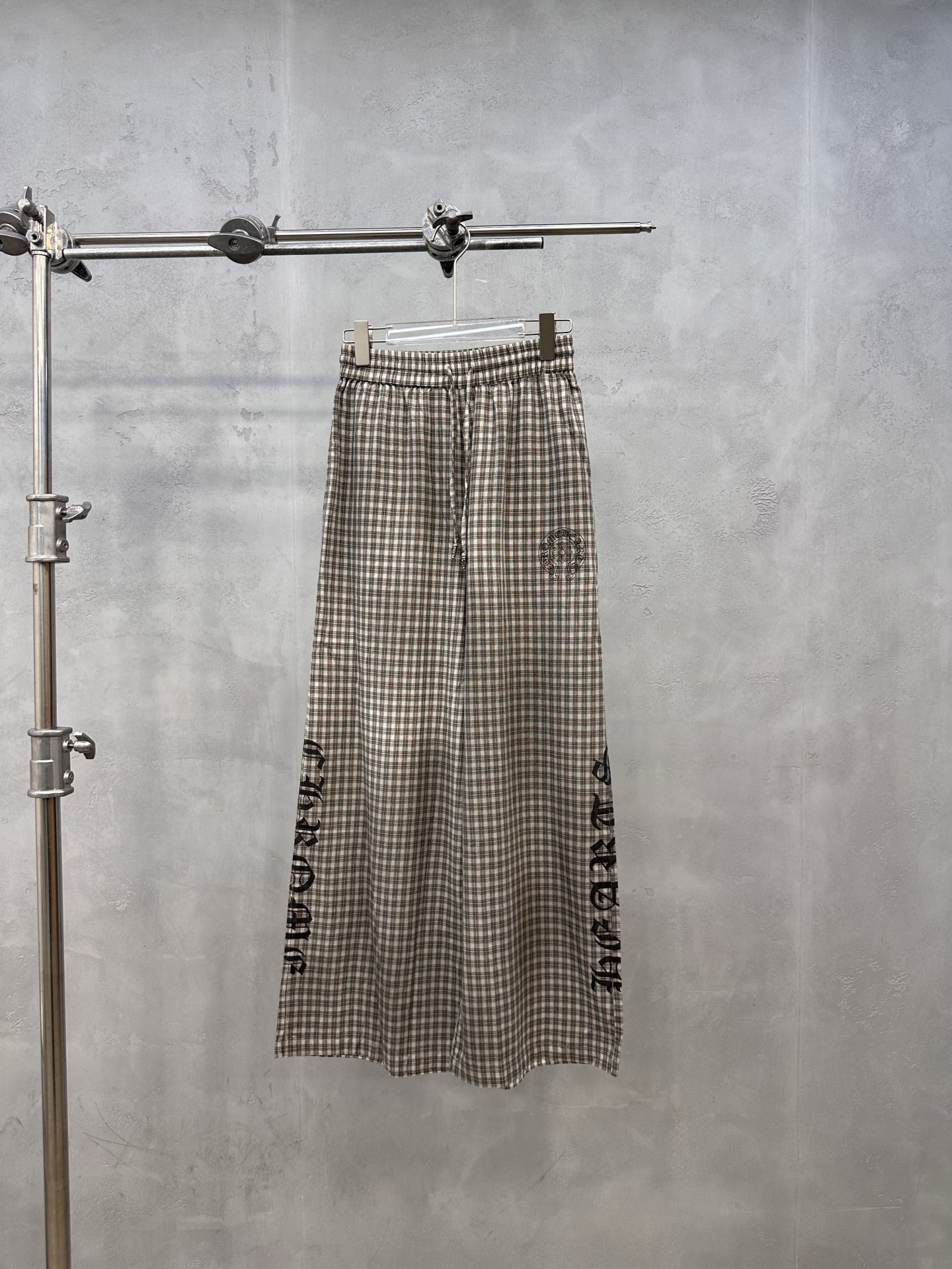 NO:864991,Chrome Hearts | New style casual pants, ready-to-wear washed and color-sprayed with four-way printing technology, branded cotton-dyed plaid fabric, fashionable and casual, size sml, Chrome Hearts-clothing, chrome hearts,19860909克罗心 ｜ 新款休闲裤,成衣洗水喷色加四处印花工艺,品牌全棉色织格纹面料,时尚休闲,尺码sml,克罗心-服装,chrome hearts,,Women's clothing