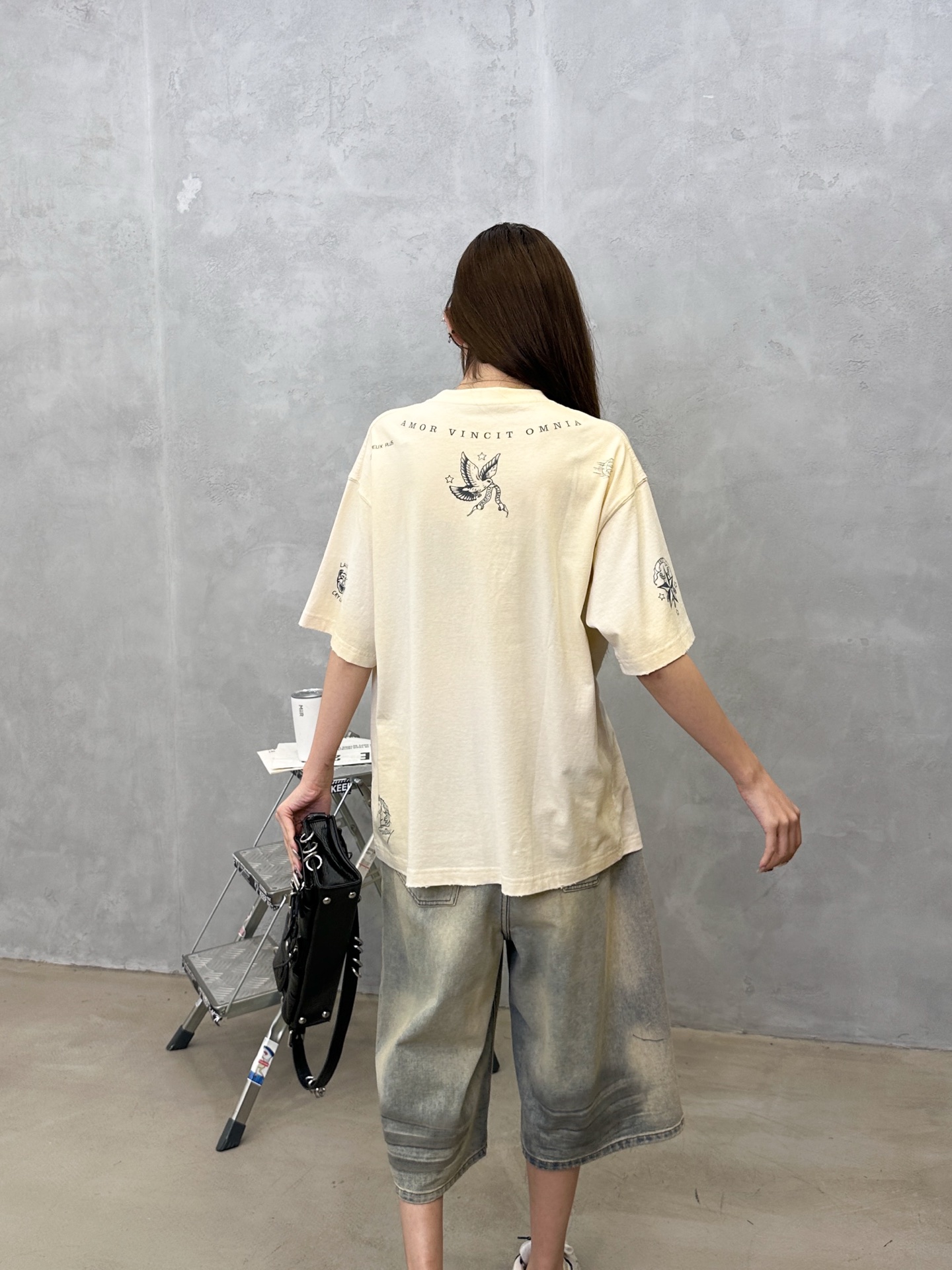 巴黎 ｜ 新款短袖t，成衣洗水喷色吊磨工艺加全身6处印花，休闲时尚，男女同款，尺码sml