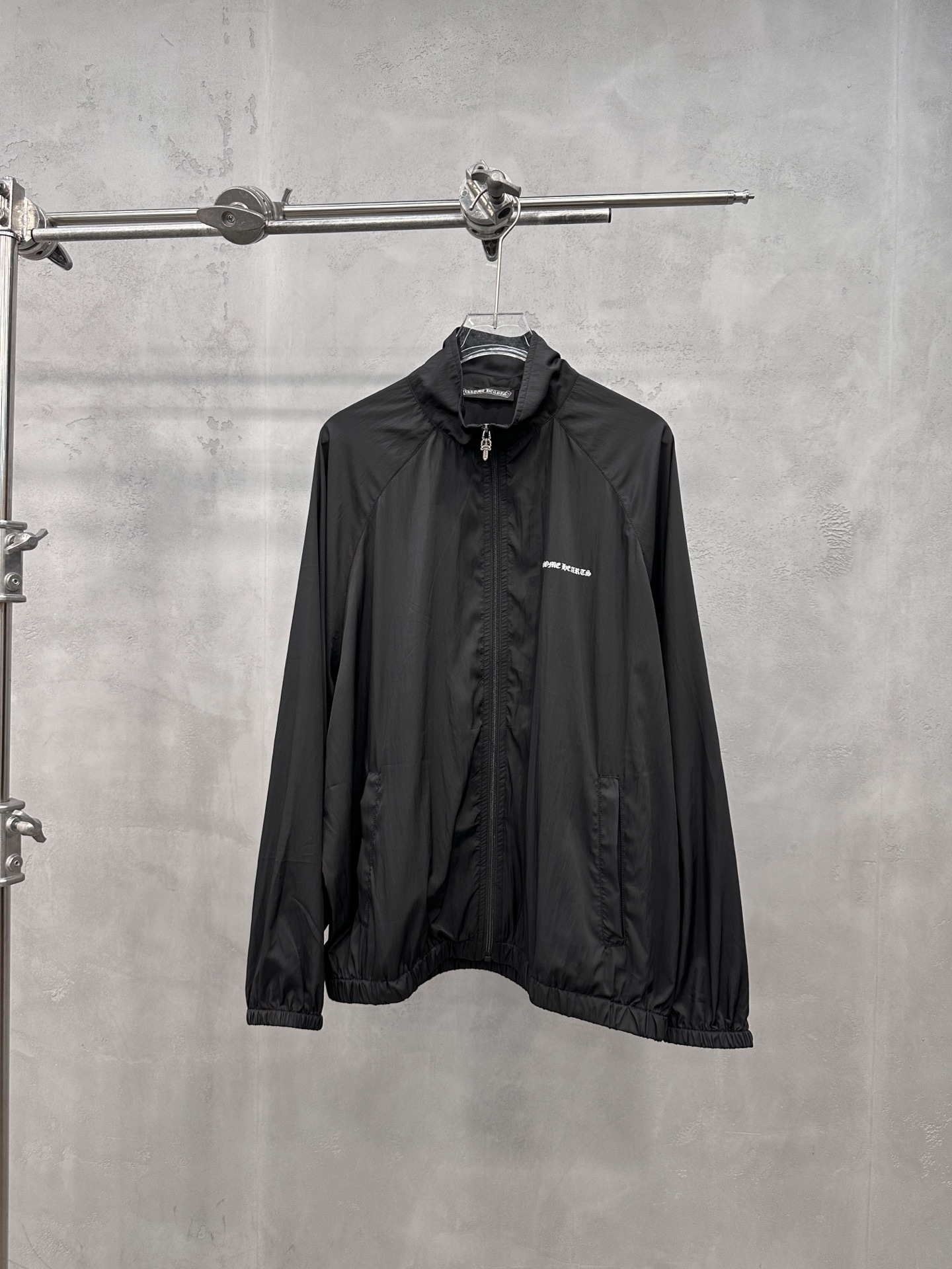 NO:864936,Chrome Hearts | New style sun protection windbreaker, classic brand printed logo on the front and back, special splicing structure style, thinly coated sun protection fabric, casual fashion, size sml, Chrome Hearts-clothing, chrome hearts,19860909克罗心 ｜ 新款防晒风衣,前后品牌经典印花标,特别拼接结构款式,涂层薄防晒面料,休闲时尚,尺码sml,克罗心-服装,chrome hearts,,Women's clothing
