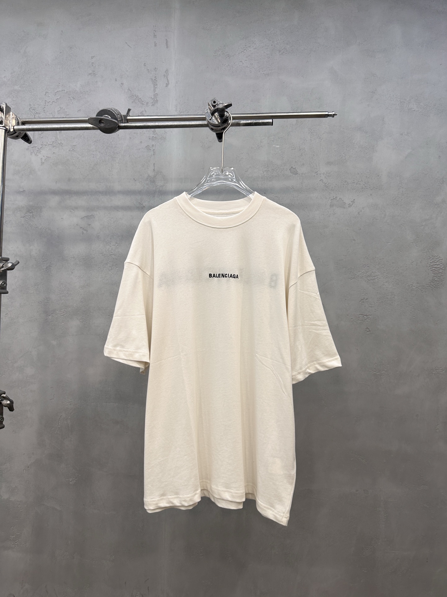 NO:886138,Paris | New short-sleeved t-shirt, classic brand embroidery logo on the front and back, imported high-viscosity cotton fabric, casual fashion, same style for men and women, size sml, Balenciaga-clothing, balenciaga, T-shirt,19860909巴黎 ｜ 新款短袖t,前后品牌经典刺绣标,进口高黏棉面料,休闲时尚,男女同款,尺码sml,巴黎世家-服装,balenciaga,T-shirt,,Women's clothing
