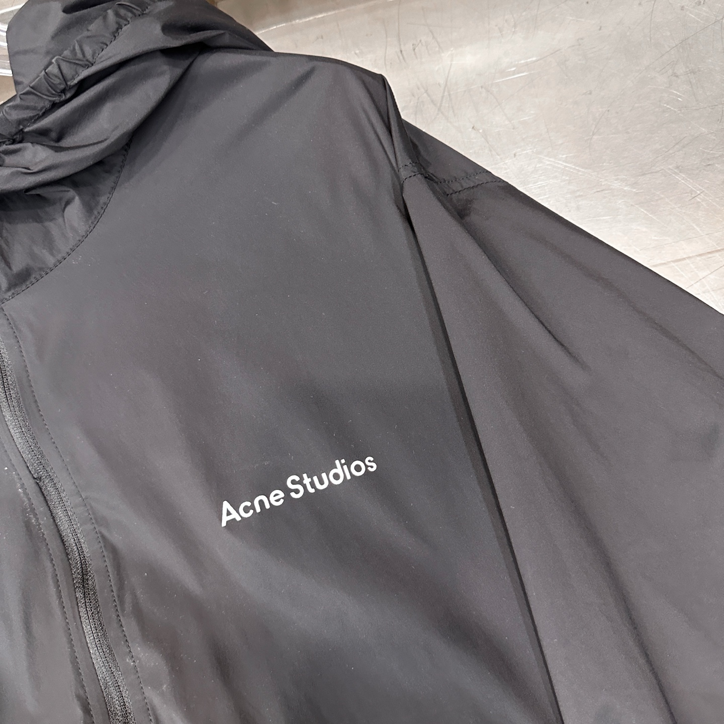 Acne ｜ 新款防晒衣，品牌经典前后字母印花，超薄防晒面料，结构开衫连帽款式，休闲时尚，尺码sml