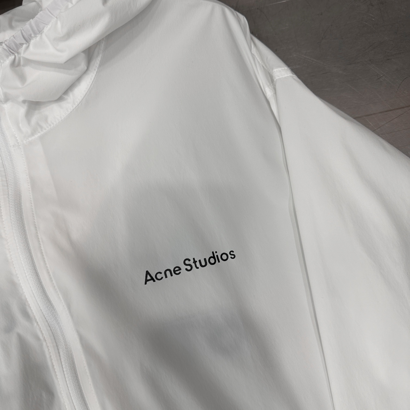 Acne ｜ 新款防晒衣，品牌经典前后字母印花，超薄防晒面料，结构开衫连帽款式，休闲时尚，尺码sml