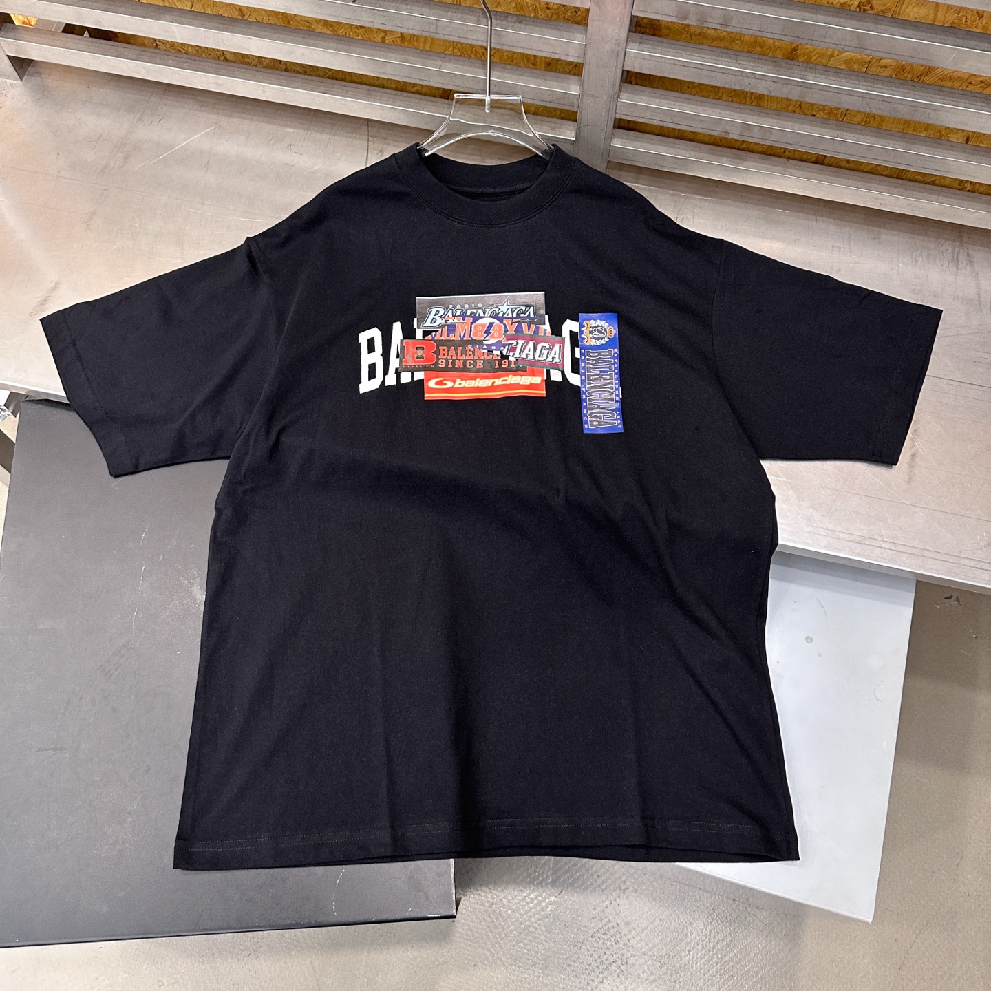巴黎 ｜ 新款短袖t，成衣洗水刺绣加9色前后印花工艺，休闲时尚，男女同款，尺码sml