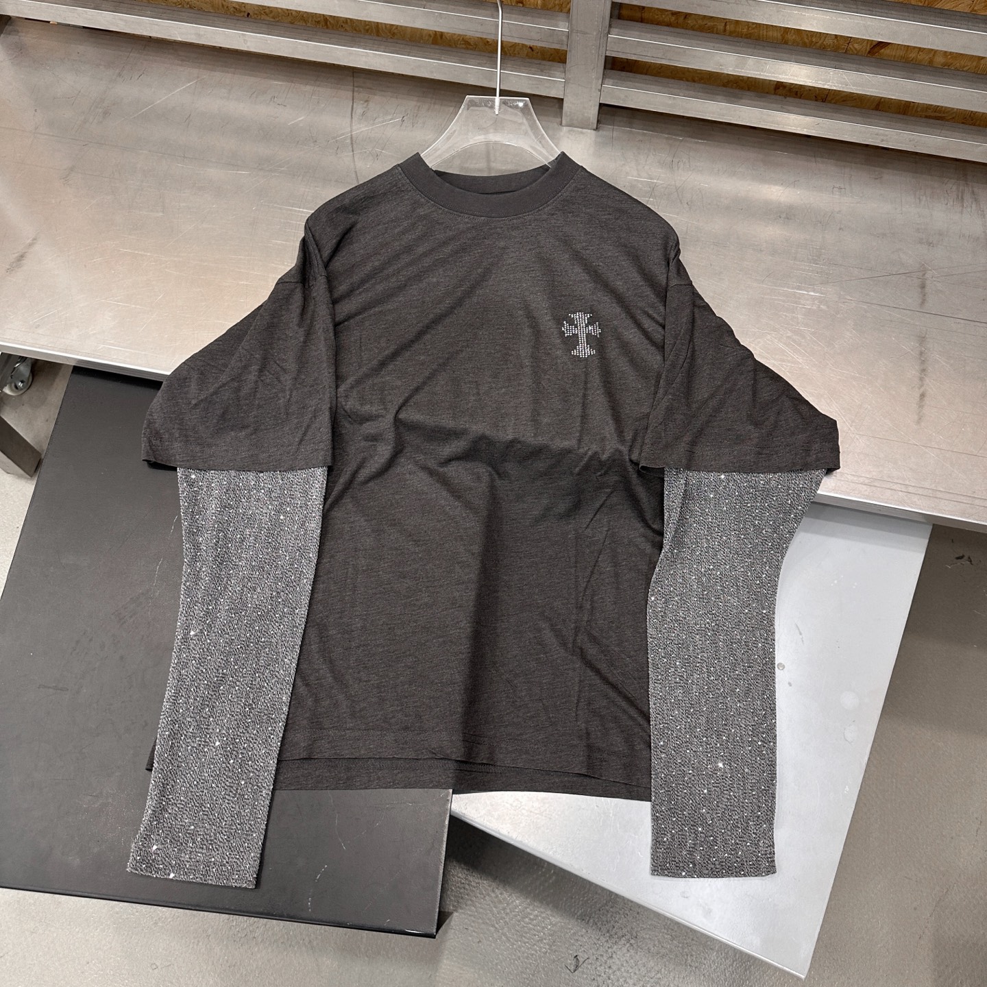 克罗心 ｜ 新款假两件长袖t，品牌经典前后烫钻标，进口莱赛尔羊毛面料拼接特殊网纱烫钻袖子，休闲时尚，尺码