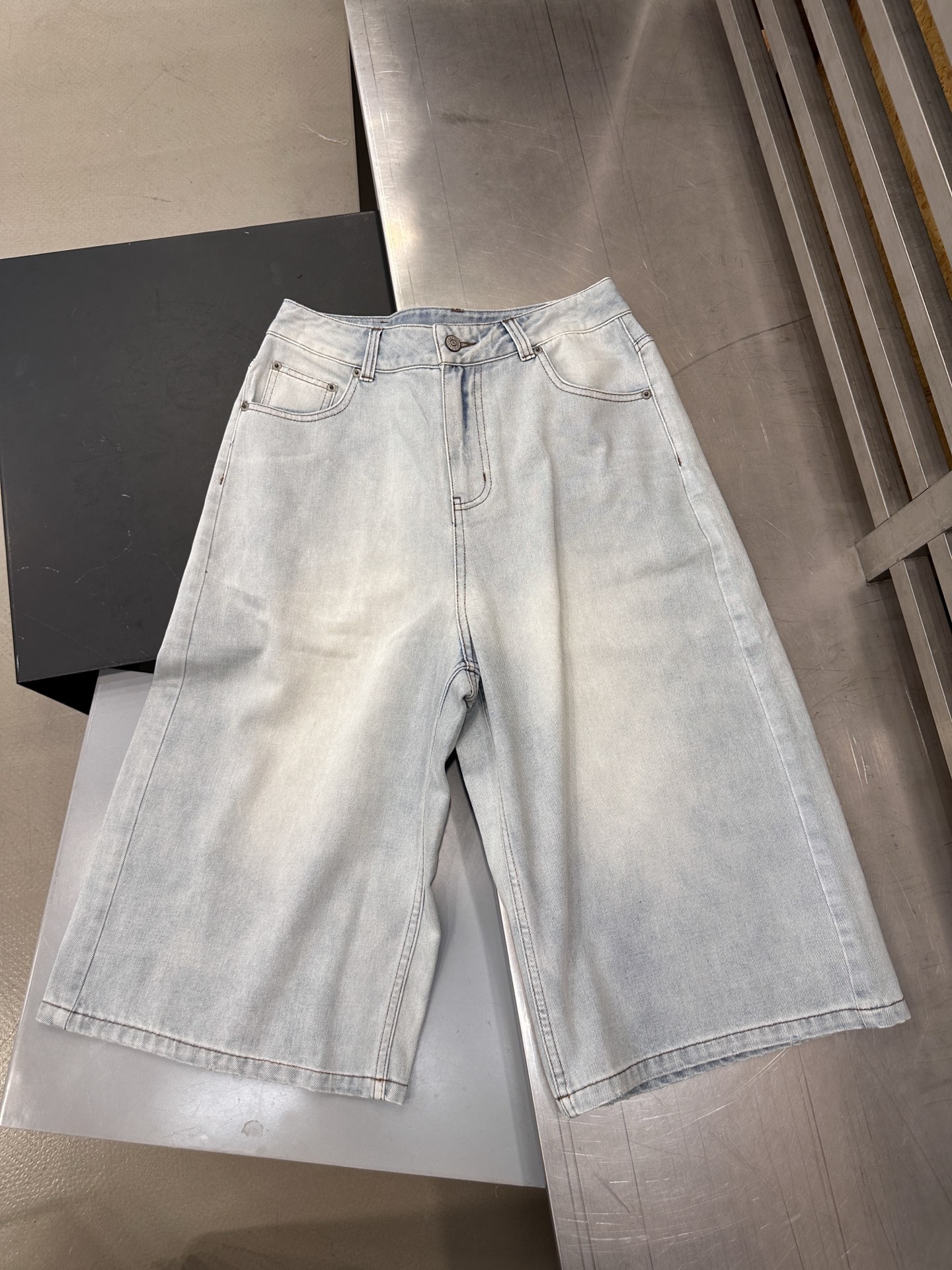 Acne ｜ 新款牛仔短裤，成衣洗水加定位烫钻工艺，休闲时尚，尺码sml
