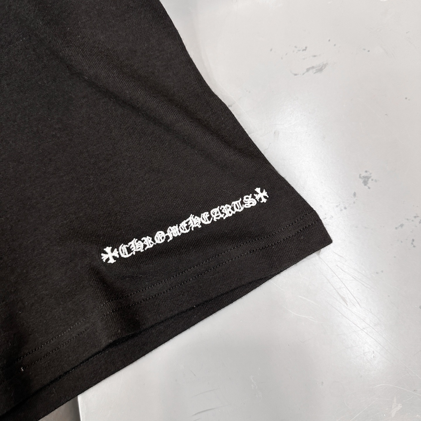 克罗心 ｜ 新款短袖t，品牌经典前后刺绣工艺，领口手工钉扣款式，人棉混纺微弹面料，休闲时尚，尺码sml