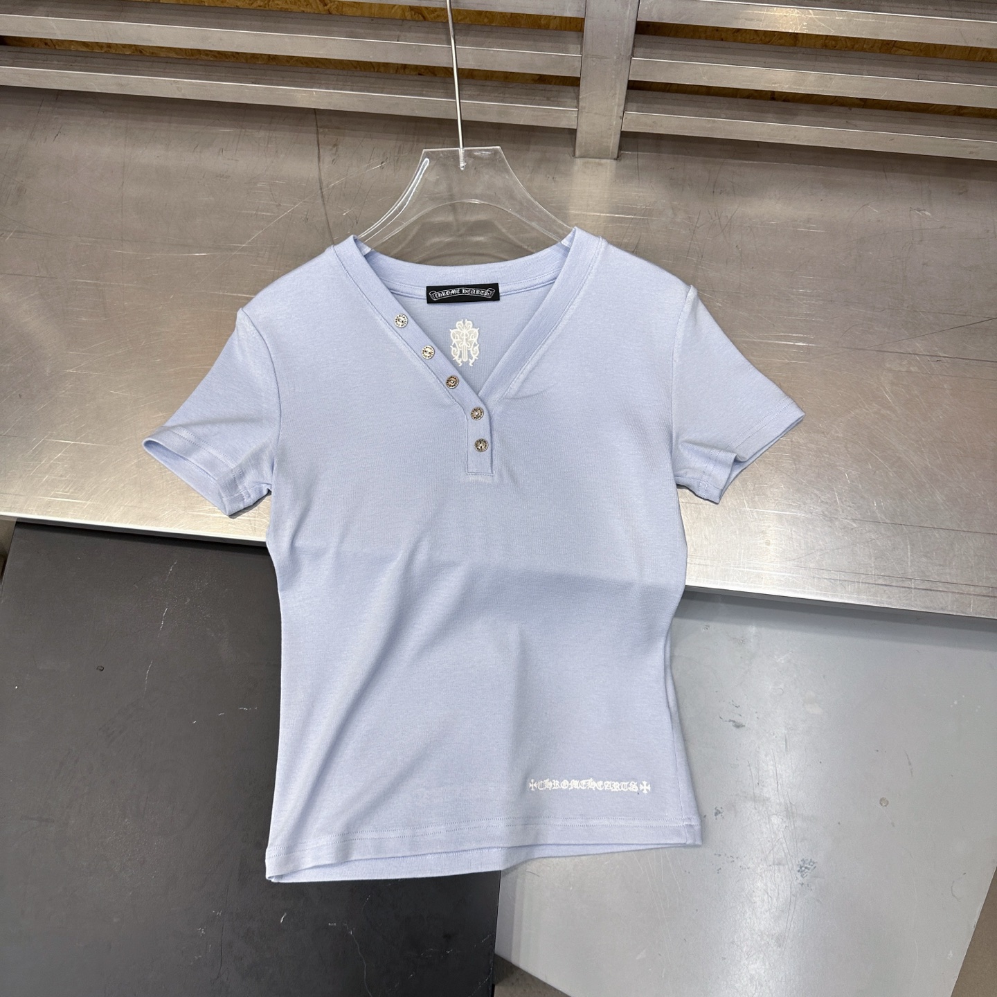 克罗心 ｜ 新款短袖t，品牌经典前后刺绣工艺，领口手工钉扣款式，人棉混纺微弹面料，休闲时尚，尺码sml
