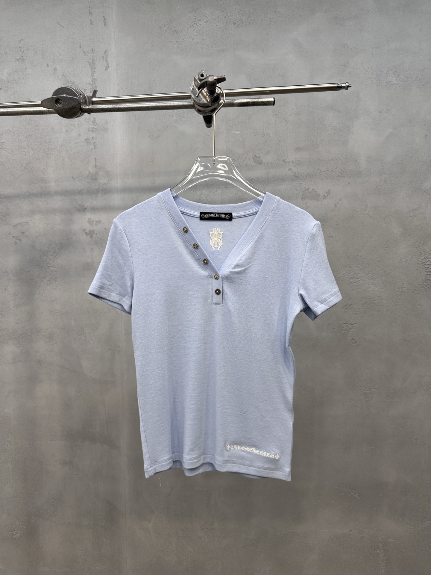 NO:887906,Chrome Hearts ｜ New short-sleeved T-shirt, brand classic front and back embroidery technology, hand-buttoned collar style, rayon-cotton blended micro-elastic fabric, casual fashion, size sml, Chrome Hearts-clothing, chrome, T-shirt, hearts19860909克罗心 ｜ 新款短袖t,品牌经典前后刺绣工艺,领口手工钉扣款式,人棉混纺微弹面料,休闲时尚,尺码sml,克罗心-服装,chrome hearts,T-shirt,,Women's clothing