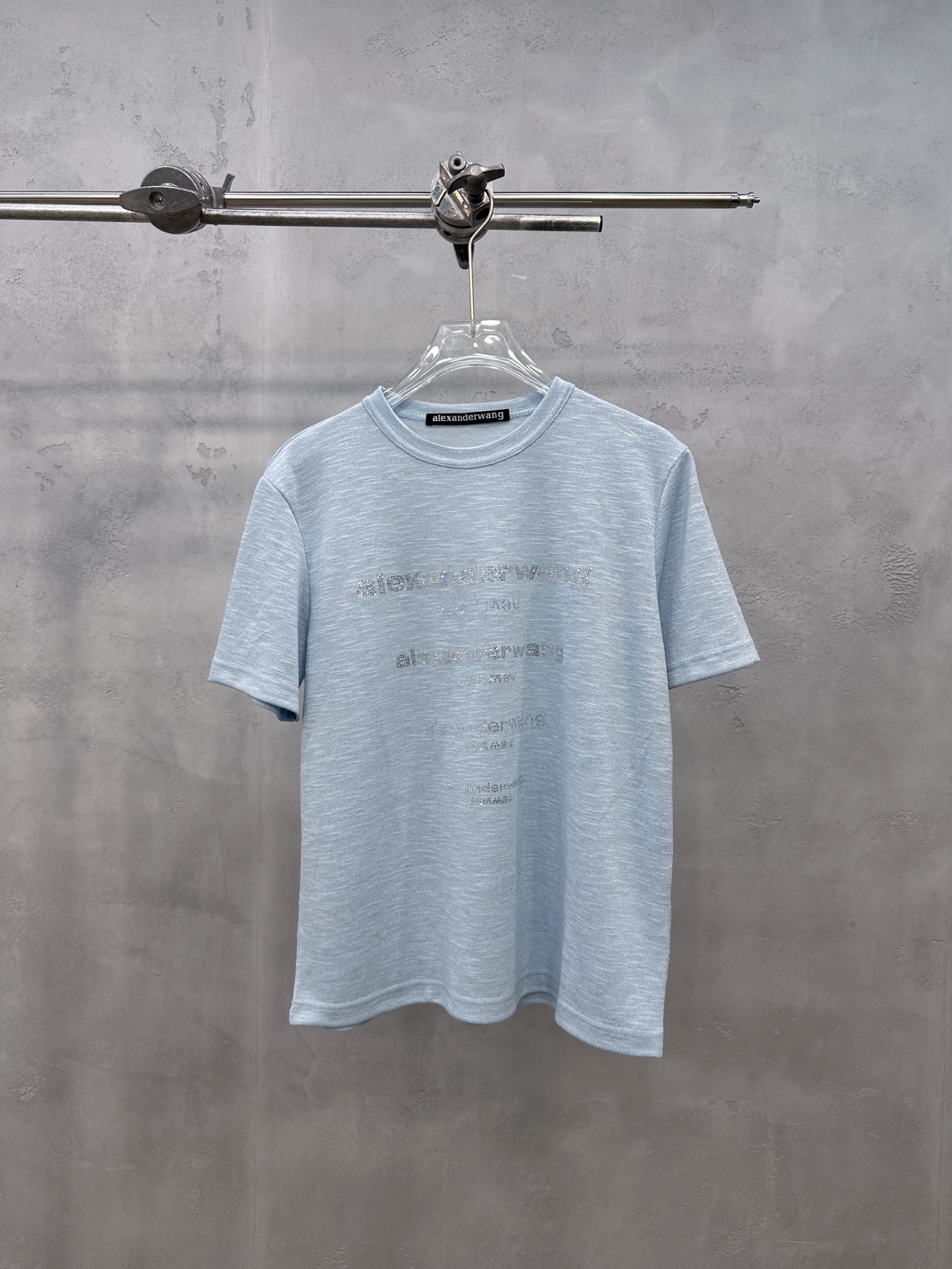 NO:887897,King ｜ New short-sleeved T-shirt, brand classic letter hot-drilling process, imported special silver silk environmentally friendly fiber fabric, casual fashion, size sml, Alexander Wang-clothing, alexander wang, T-shirt,19860909大王 ｜ 新款短袖t,品牌经典字母烫钻工艺,进口银丝环保纤维特殊面料,休闲时尚,尺码sml,亚历山大王-服装,alexander wang,T-shirt,,Women's clothing