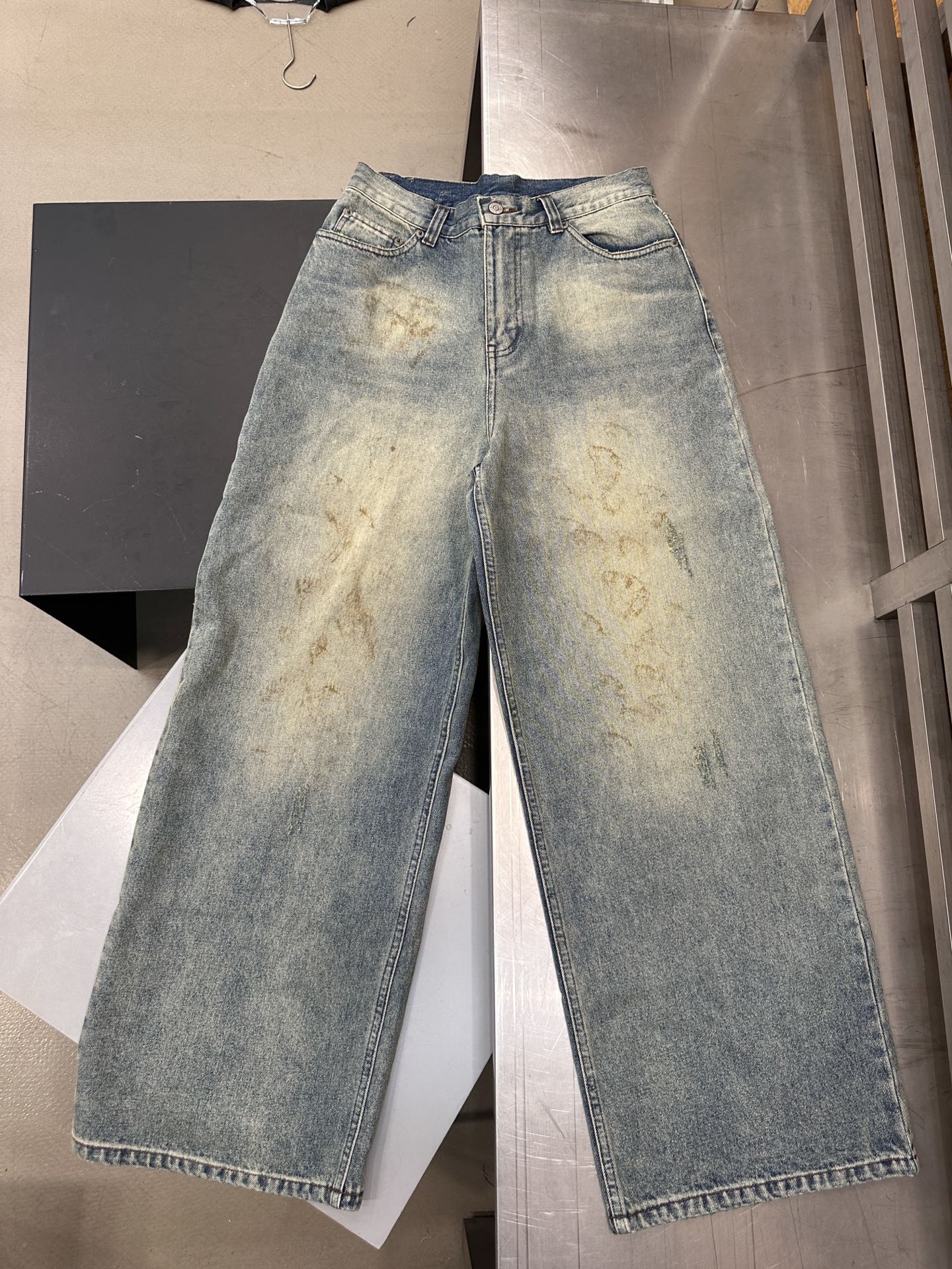Acne ｜ 新款牛仔裤，成衣洗水喷色泥浆工艺加烫钻，休闲时尚，尺码sml