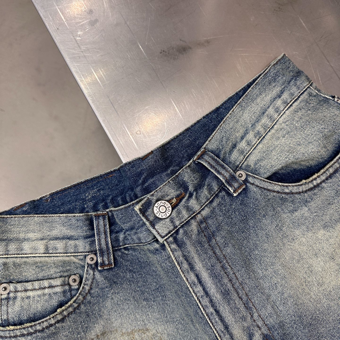 Acne ｜ 新款牛仔裤，成衣洗水喷色泥浆工艺加烫钻，休闲时尚，尺码sml