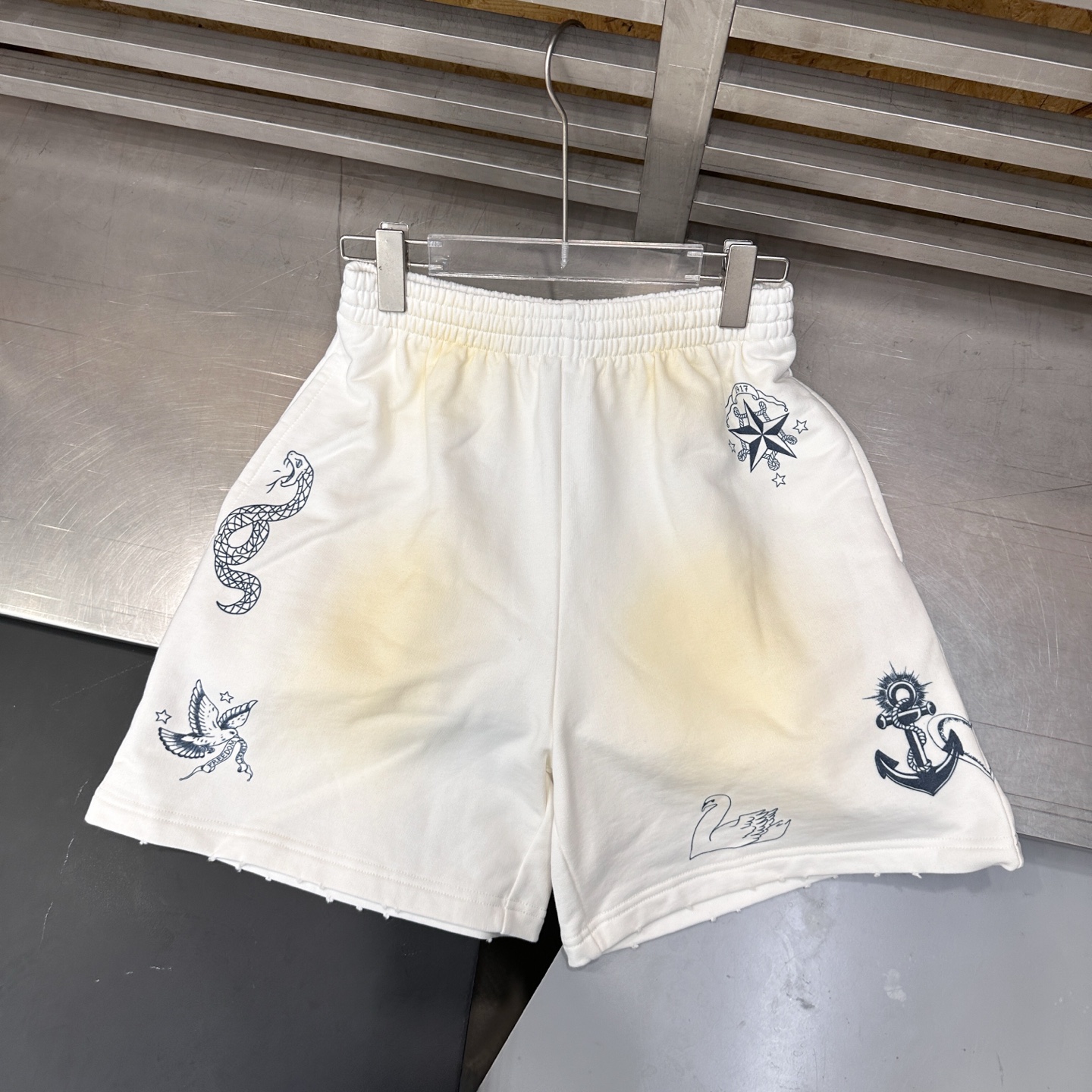 巴黎 ｜ 新款休闲短裤，成衣洗水喷色吊磨加七处印花工艺，时尚休闲，尺码sml