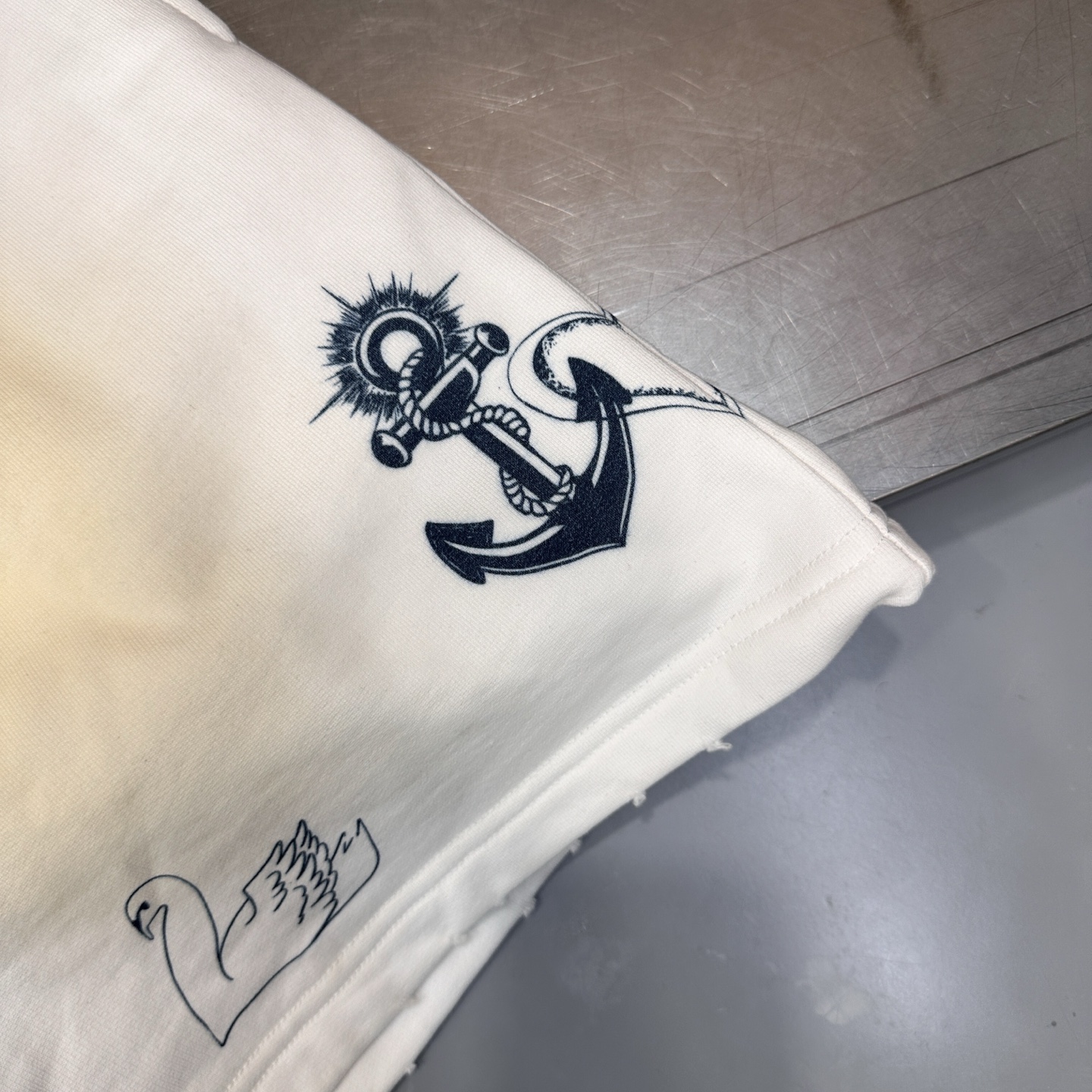巴黎 ｜ 新款休闲短裤，成衣洗水喷色吊磨加七处印花工艺，时尚休闲，尺码sml