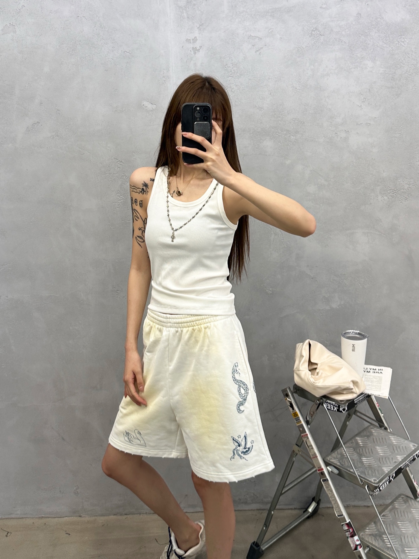 巴黎 ｜ 新款休闲短裤，成衣洗水喷色吊磨加七处印花工艺，时尚休闲，尺码sml