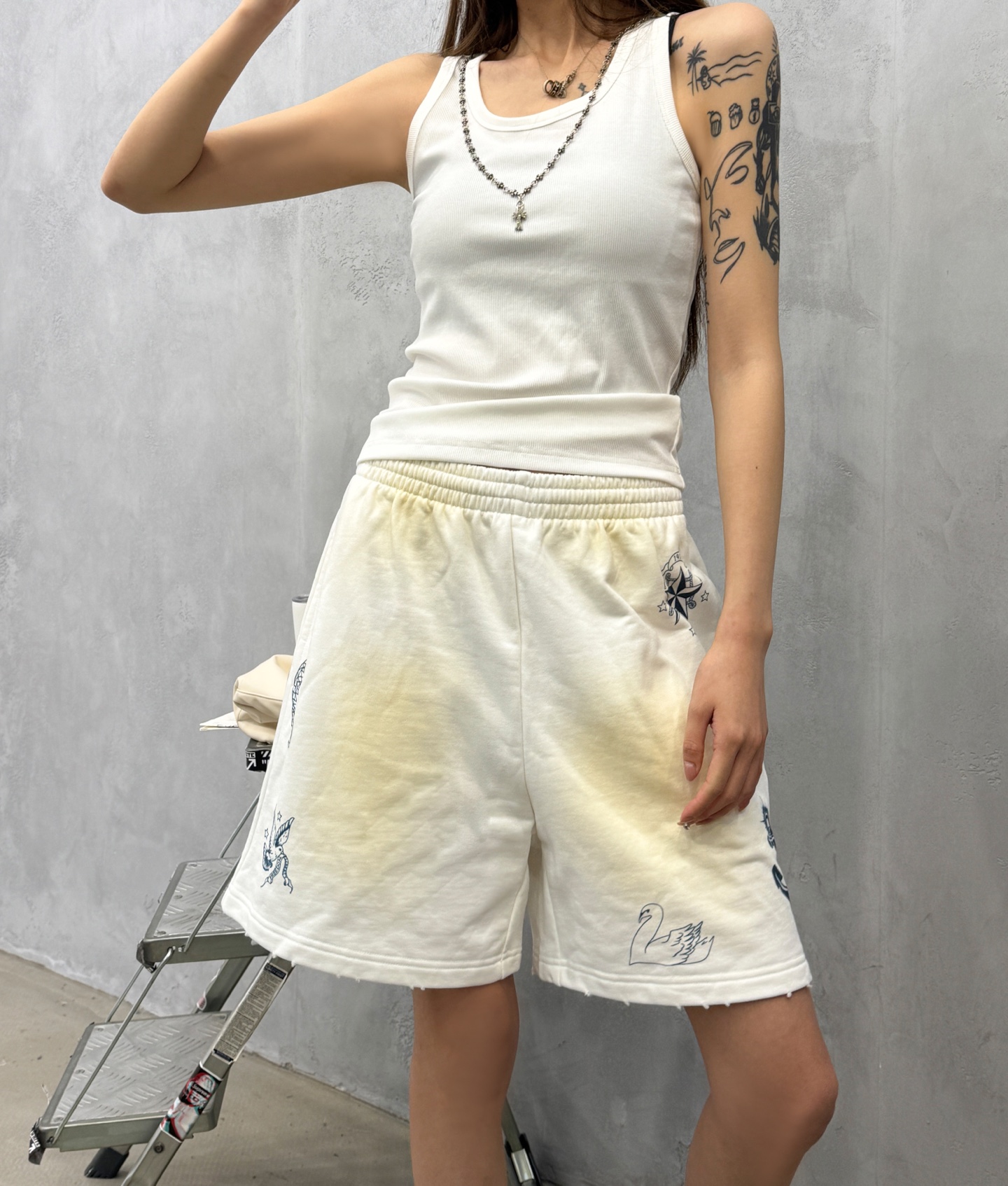 巴黎 ｜ 新款休闲短裤，成衣洗水喷色吊磨加七处印花工艺，时尚休闲，尺码sml