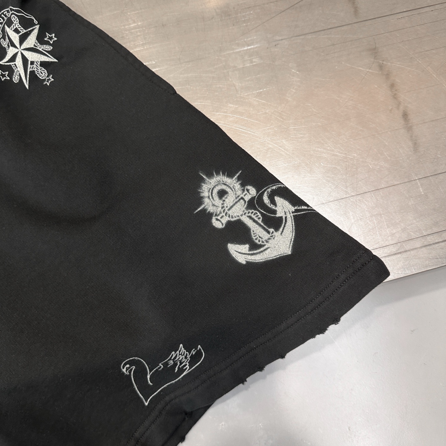 巴黎 ｜ 新款休闲短裤，成衣洗水喷色吊磨加七处印花工艺，时尚休闲，尺码sml