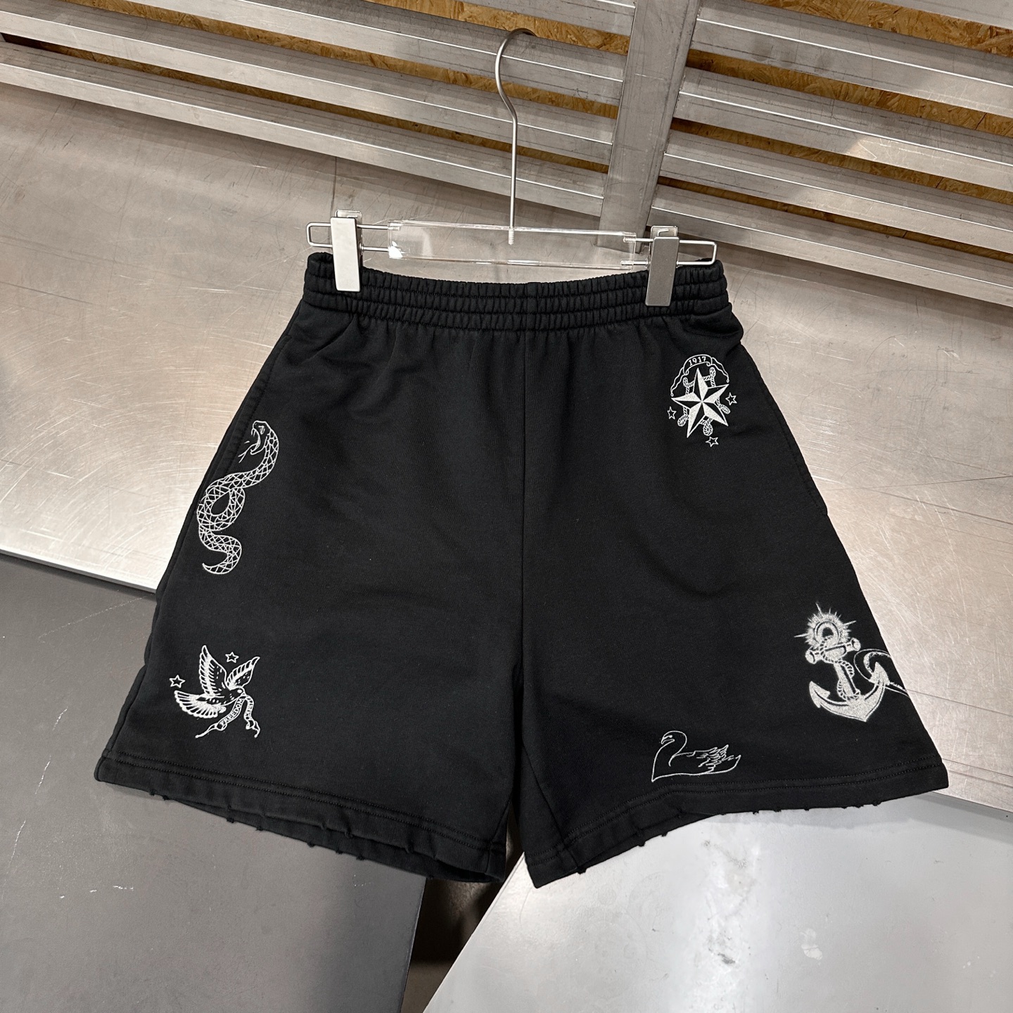 巴黎 ｜ 新款休闲短裤，成衣洗水喷色吊磨加七处印花工艺，时尚休闲，尺码sml