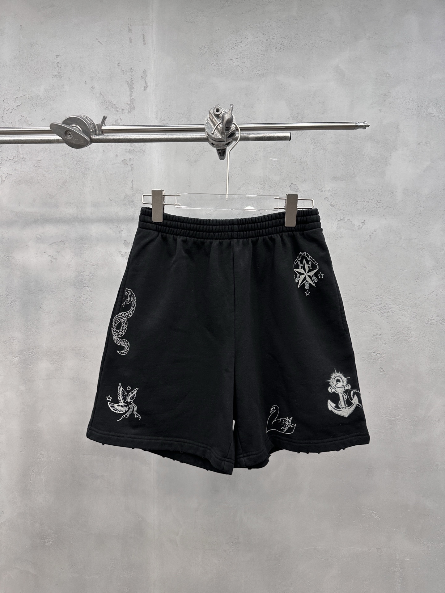 NO:887913,Paris | New style casual shorts, ready-to-wear, washed, color-sprayed, and printed in seven places, fashionable and casual, size sml, Balenciaga-clothing, balenciaga, shorts,19860909巴黎 ｜ 新款休闲短裤,成衣洗水喷色吊磨加七处印花工艺,时尚休闲,尺码sml,巴黎世家-服装,balenciaga,shorts,,Women's clothing