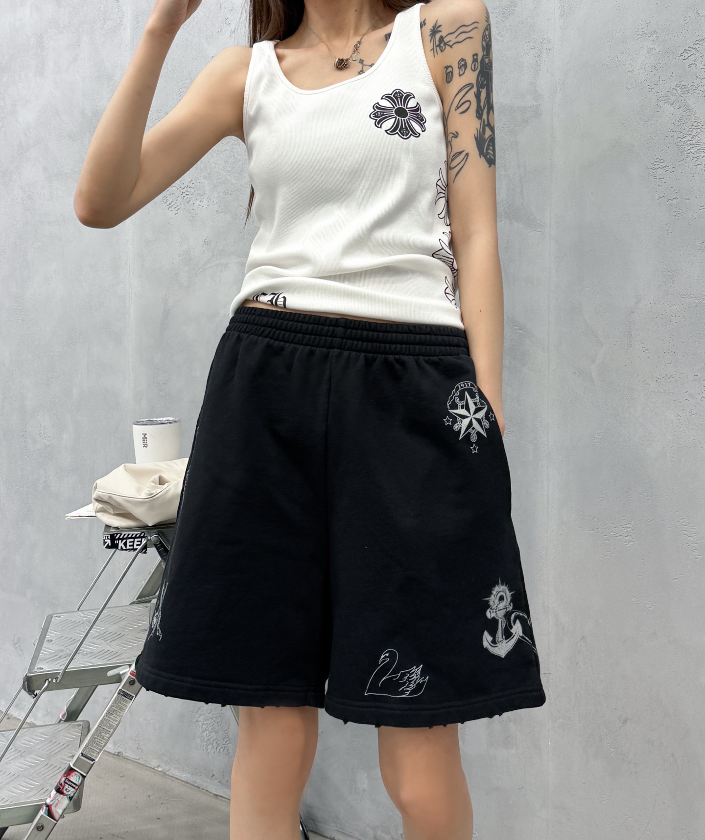 巴黎 ｜ 新款休闲短裤，成衣洗水喷色吊磨加七处印花工艺，时尚休闲，尺码sml
