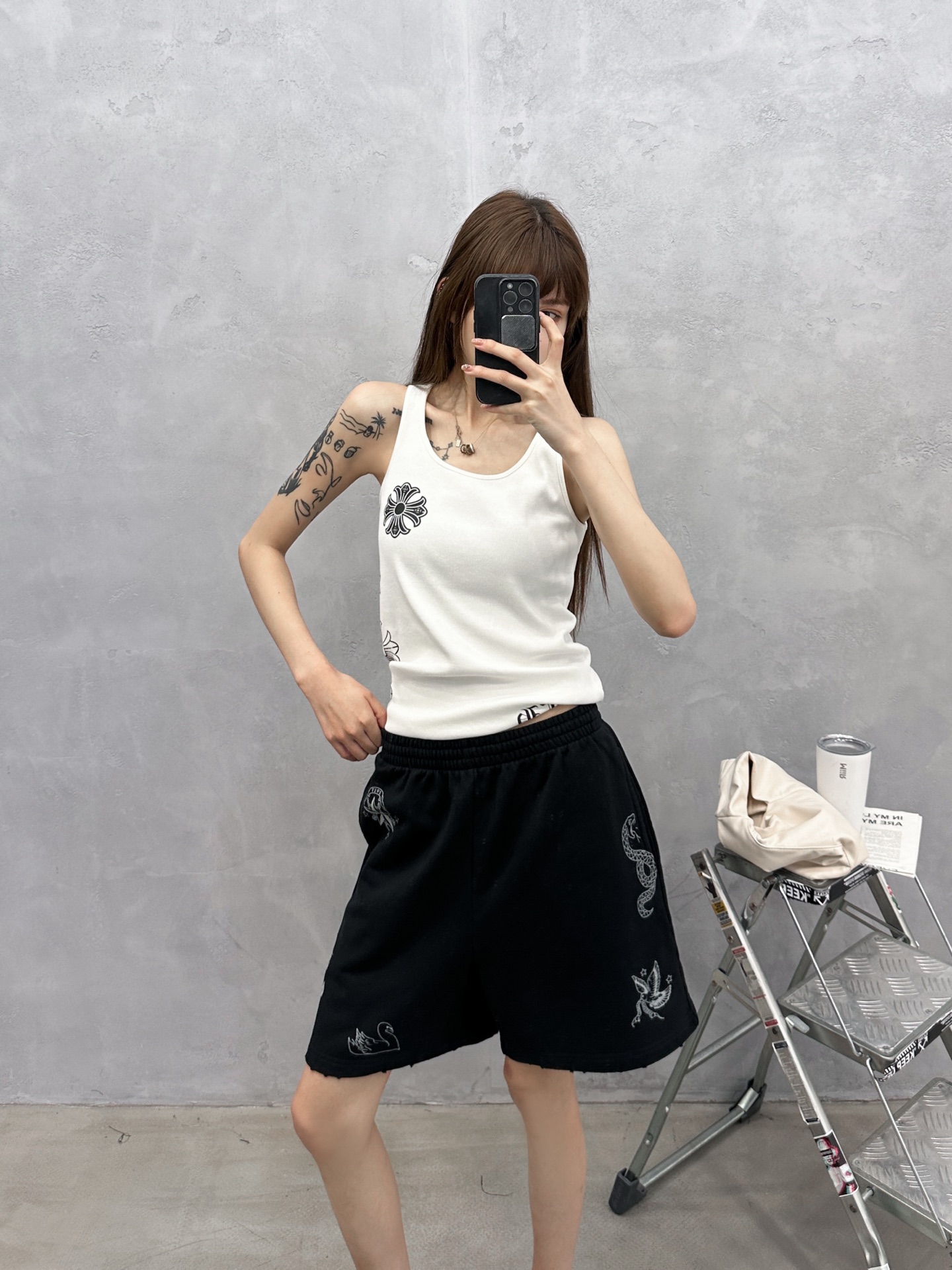 巴黎 ｜ 新款休闲短裤，成衣洗水喷色吊磨加七处印花工艺，时尚休闲，尺码sml