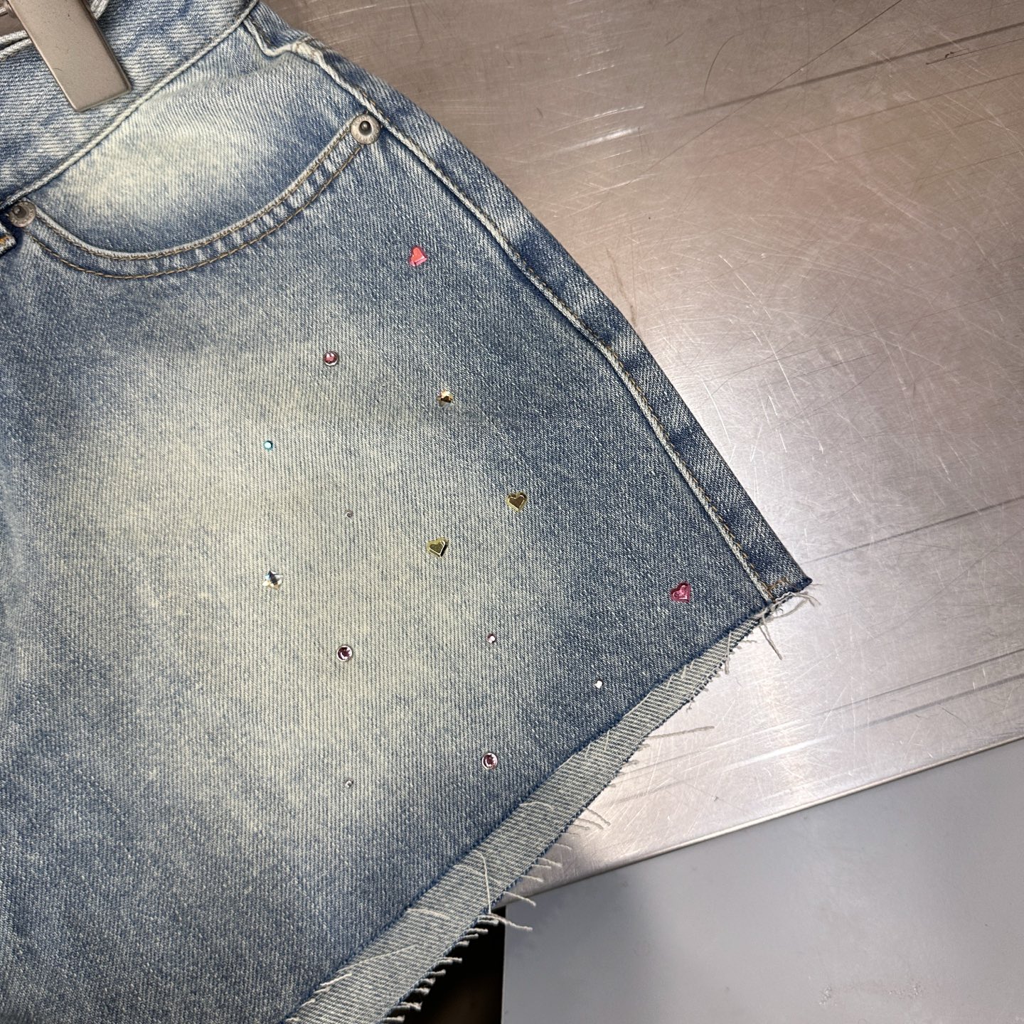 Acne ｜ 新款牛仔短裤，成衣洗水毛边加成衣烫钻工艺，休闲时尚，尺码sml