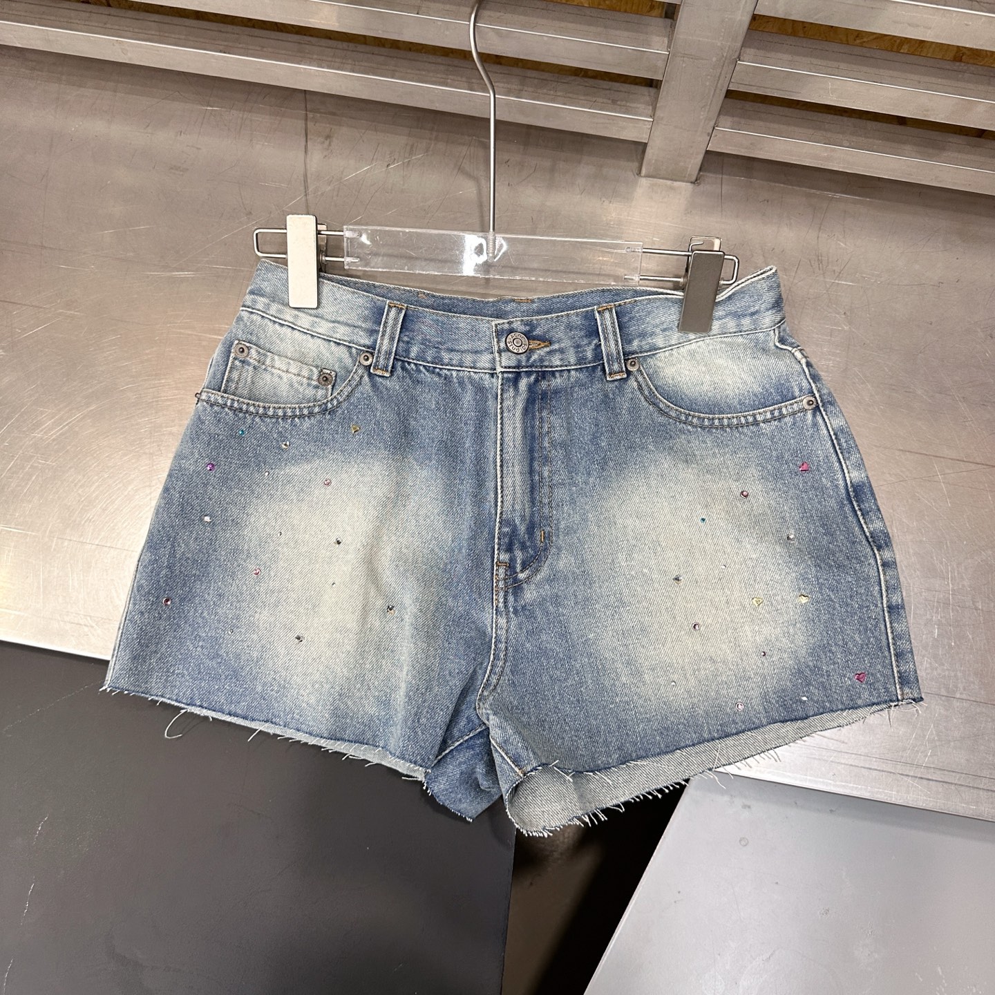 Acne ｜ 新款牛仔短裤，成衣洗水毛边加成衣烫钻工艺，休闲时尚，尺码sml