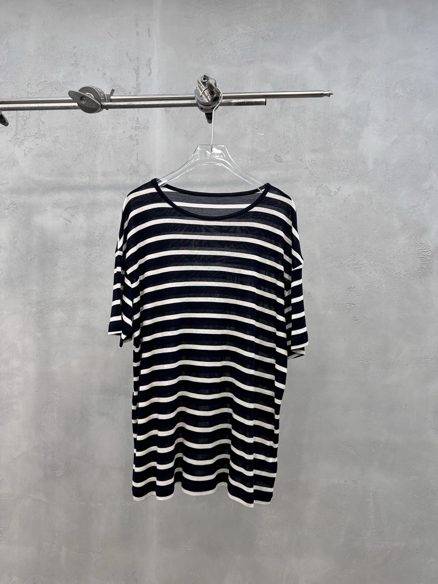 NO:887894,Paris | New short-sleeved T-shirt, brand classic embroidered logo, imported Tencel wool yarn-dyed striped fabric, fashionable and casual, size sml,, T-shirt,19860909巴黎 ｜ 新款短袖t,品牌经典刺绣标,进口天丝羊毛色织条纹面料,时尚休闲,尺码sml,,T-shirt,,Women's clothing